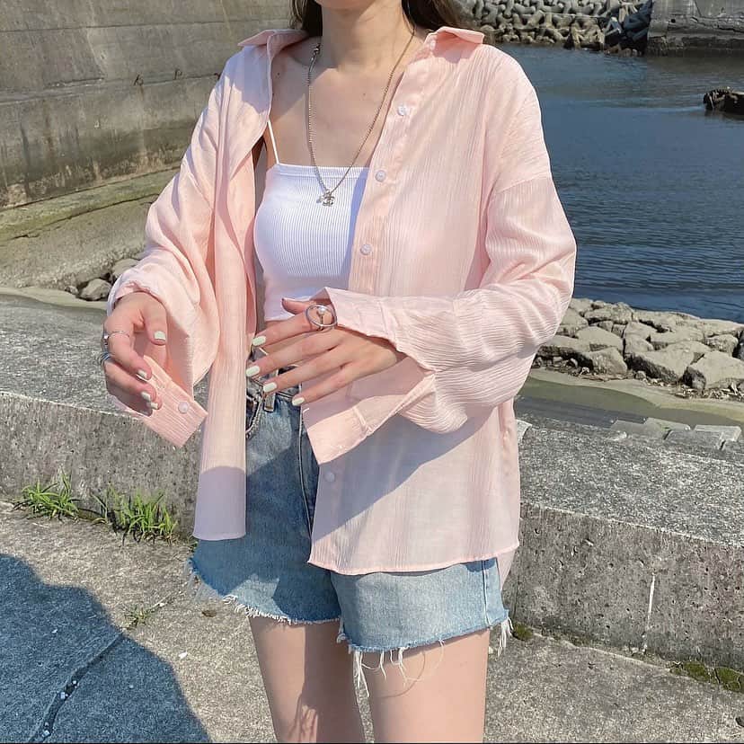 Maiさんのインスタグラム写真 - (MaiInstagram)「・ @tokyogirlsmarket_official でこれから販売されるアイテムと新作についてです🍒  1枚目のしわ加工シースルーシャツはサッと羽織れるシャツでシースルーの透け感が可愛い♡ピンクも可愛いんだけど他の色も爽やかで◎✨このシャツはもうすぐ販売予定です🌷  2枚目以降のアイテムは販売されてます👇  2枚目のワンショルブラウスは肩のリボンのデザインが可愛いワンショルです❣️ウエストにゴムが入っててクロップド丈なのでハイウエストのボトムスと相性良いです👏  そして3枚目のラタンバッグは夏らしいデザインと大きめなシルエットが可愛い💛海とかレジャーにも使えるし普段使いももちろん出来ます💫  4枚目のTシャツはエンジェルプリントが可愛いくて♡とりあえず可愛いデザインのTシャツ大好きです💚  4枚目で履いてるロング丈シアースカートも新作で、ロング丈なんだけど透け感が可愛い🤍膝丈まで裏地が付いてるしウエストがゴムなのでラクです👏  サイトはプロフィール欄のURLから飛べます🕊 #tokyogirlsmarket #tgm_dholic #ootgm」7月4日 18時04分 - maimaimai1016