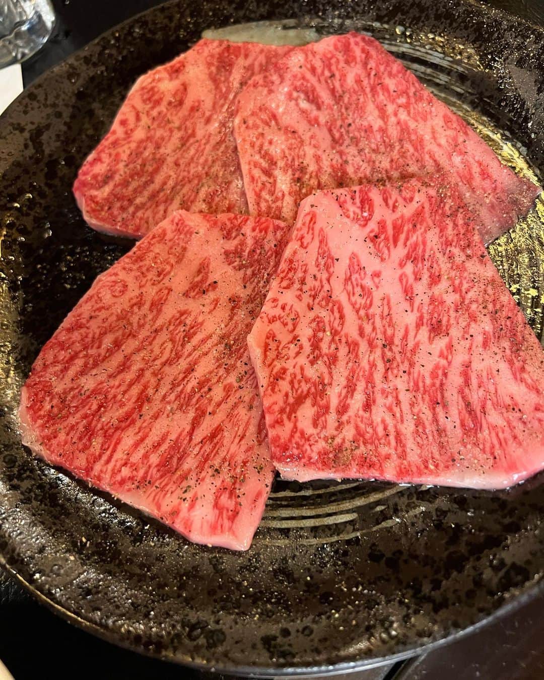 松本日向さんのインスタグラム写真 - (松本日向Instagram)「松本家の胃袋恐るべし😖 家族で焼肉食べに行ったよ^_^ 大阪で焼肉は京松蘭♡ 極みコース（ヒレ付き）で食べた〜 ヒレおいしすぎました、、 和牛の極上タンも美味しかった😞🤍 幸せな時間でした☺️」7月4日 18時17分 - matsumoto_hinata