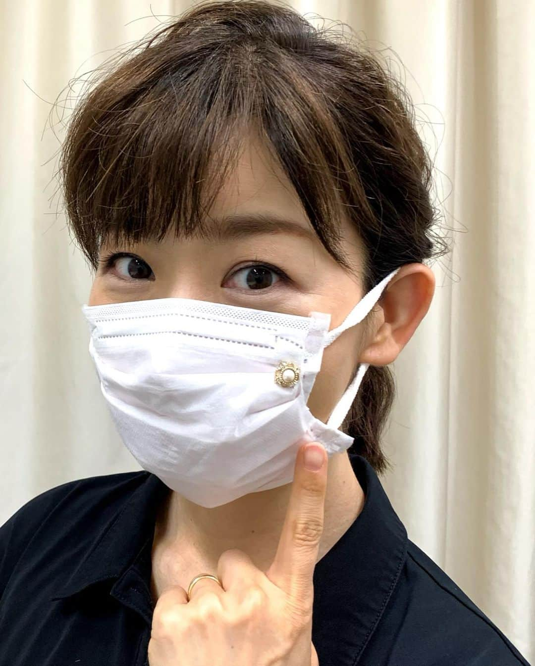 松尾由美子さんのインスタグラム写真 - (松尾由美子Instagram)「. こんばんは。 アクセサリーでお世話になっている方に、 マスクを彩る可愛いものをいただきました✨ 早速着けてみましたよ😊  この時間、 鹿児島、宮崎、愛媛、岩手… 土砂災害警戒情報が発表されています。 台風4号本体の影響はもちろん、 離れたところで発生する雨雲にもお気をつけて！ 改めて、 過ごされる場所のリスクをハザードマップで確認して、 気象庁のキキクルなどを見てみてくださいね。  ワンピース AKIKO OGAWA. @akikoogawa_suit  アクセ MELODY @melodyaccessory.official  襟元のタックがポイントのデザインワンピース。 程よいフィット感のあるシルエットでスマートな印象に。 襟のタックが全体的にモードさを醸し出してくれます。 ボルドーのベルトがアクセントになってよりスタイルを引き締めて見せてくれます。 ビジューのイヤリングで、上品さをプラスしました。  #松尾由美子 #松尾と服 #スーパーJチャンネル #Jチャン #夕方ニュース #テレビ朝日 #テレビ朝日アナウンサー」7月4日 19時16分 - yumikomatsuo5