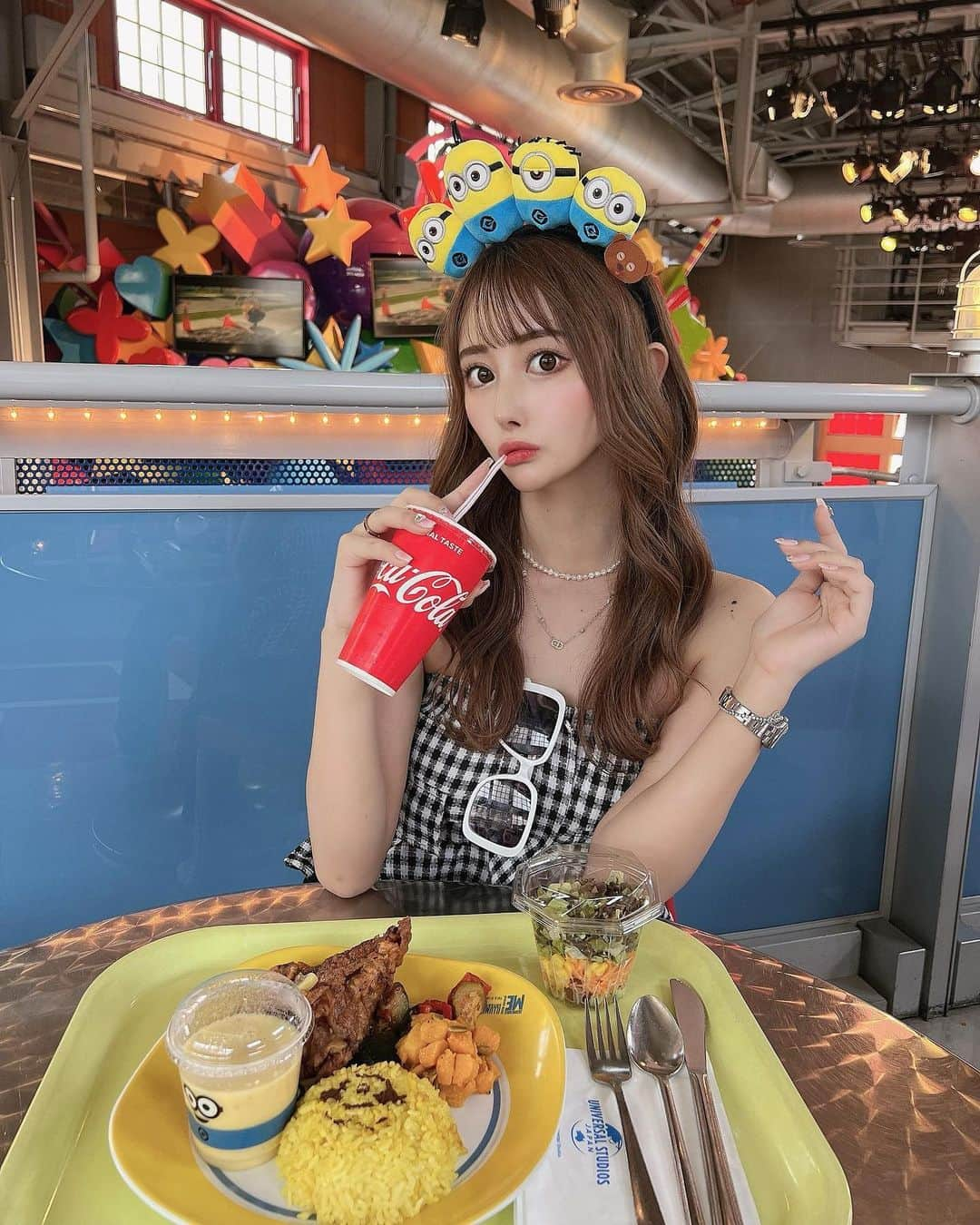 SHIHOさんのインスタグラム写真 - (SHIHOInstagram)「. . USJ🇺🇸🌺🤍 この日の写真盛れた🤳💋笑 . ミニオンのご飯可愛すぎ🍌❤︎ ここのチキン好きなの🤍🤍🤍 . . . #ユニバ #ユニバコーデ #ユニバ写真部 #ユニバデート #ユニバーサル #ミニオン #ミニオンズ #ユニバーサルジャパン #universalstudios #universalstudiosjapan #fashion #minion #minions #twins #twinscode #twinscode👭 #双子コーデ #双子」7月4日 19時20分 - cham_pipi