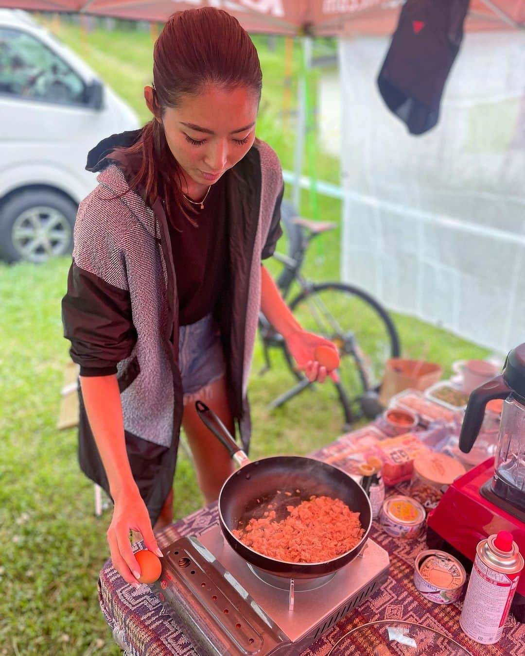 福田萌子さんのインスタグラム写真 - (福田萌子Instagram)「#アスリートご飯 ⛰🍴 2日間のレースのランチや補給食は、高タンパクでビタミン・ミネラルも摂れる事をテーマに、気温に合わせて食べやすいメニューを考えています😊 実は #アスリートフードマイスター の資格も持っています🙋‍♀️ 栄養学についてもお勉強をしていたので、もともと知識は豊富だったけど、資格があると出来ることの幅が広がると思って6年前に取った資格。 こんなところで役に立つなんて☺️❤️‍🔥  選手3人、メカニック2人、ブースに遊びに来る他の選手の分も念頭に入れると、いつも8人分ぐらい作っているかな✨ ちょっとづつアウトドアグッズも揃えたり、効率が解ってきて、山に居てもお家で作る感じに近づいてきた😋🫶🏻 みんないつも美味しいって言ってくれて、沢山食べてくれるから、山ごはんを作るのが、ますます楽しい💓  #レースご飯 #山料理 #山ごはん #キャンプ飯 #キャンプごはん #アスリートフード #高タンパク #カリフォルニアアーモンド #アーモンドでキレイ生活」7月4日 19時37分 - moekofukuda