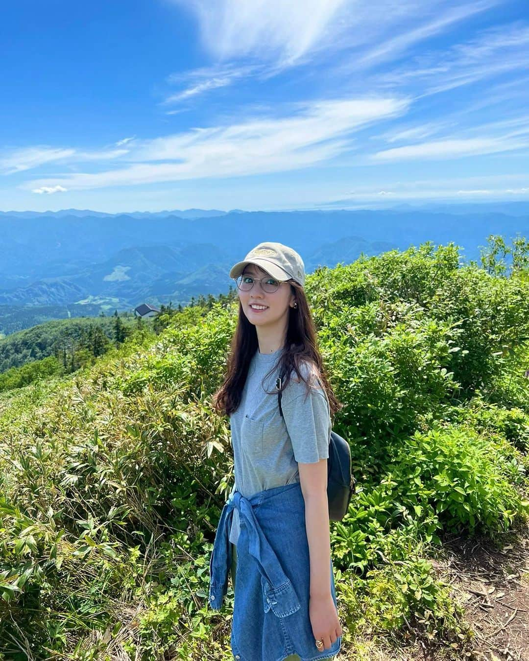 相場詩織さんのインスタグラム写真 - (相場詩織Instagram)「【北秋田市 森吉山⛰】 ⁡ 花の百名山でもある森吉山へ ハイキングに！ @kitaakita_city   ゴンドラからの景色も綺麗でしたが 一生懸命歩いた先に待っている絶景と 身体に触れるひんやりとした空気が最高でした✨ ⁡ 森吉山は紅葉、樹氷の時期も綺麗ですが ニッコウキスゲなどの美しい高山植物が 咲き乱れる夏もまた違った良さがあり とても美しかったです☺️ ⁡ 下山後の冷たいクロモジ茶も スッキリしていて美味しかったー🥰 ⁡ 今回はハイキングでしたが 次は登山用装備で山頂を目指したいと思います⛰ そのためにも引き続き日頃から足腰を鍛えねば🔥 ⁡ iNtimité by EYEVANのメガネ 私はお店でUVカットレンズにしてもらったので この夏大活躍しています👓 紫外線で目が充血してしまうから本当に助かります😭✨ ⁡ ⁡ #東北 #東北旅行 #東北PR局 #秋田 #森吉山 #ハイキング #アウトドア #登山 #メガネ女子 #メガネコーデ #バケハ」7月4日 19時46分 - shioriaiba0801