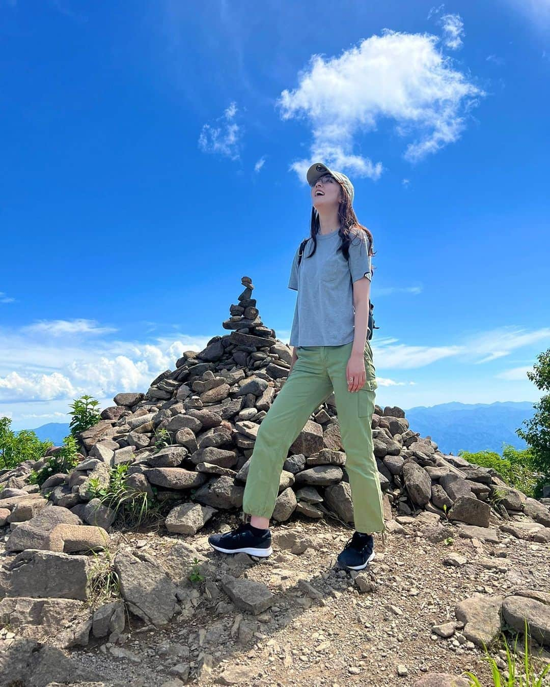 相場詩織さんのインスタグラム写真 - (相場詩織Instagram)「【北秋田市 森吉山⛰】 ⁡ 花の百名山でもある森吉山へ ハイキングに！ @kitaakita_city   ゴンドラからの景色も綺麗でしたが 一生懸命歩いた先に待っている絶景と 身体に触れるひんやりとした空気が最高でした✨ ⁡ 森吉山は紅葉、樹氷の時期も綺麗ですが ニッコウキスゲなどの美しい高山植物が 咲き乱れる夏もまた違った良さがあり とても美しかったです☺️ ⁡ 下山後の冷たいクロモジ茶も スッキリしていて美味しかったー🥰 ⁡ 今回はハイキングでしたが 次は登山用装備で山頂を目指したいと思います⛰ そのためにも引き続き日頃から足腰を鍛えねば🔥 ⁡ iNtimité by EYEVANのメガネ 私はお店でUVカットレンズにしてもらったので この夏大活躍しています👓 紫外線で目が充血してしまうから本当に助かります😭✨ ⁡ ⁡ #東北 #東北旅行 #東北PR局 #秋田 #森吉山 #ハイキング #アウトドア #登山 #メガネ女子 #メガネコーデ #バケハ」7月4日 19時46分 - shioriaiba0801