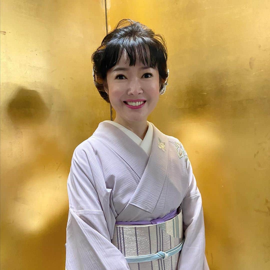 田川寿美さんのインスタグラム写真 - (田川寿美Instagram)「岡山国際ホテルディナーショー❕ 沢山の方が、来てくださいました。 ありがとうございました‼️  新曲「白秋」から [生誕85周年美空ひばりさん]の曲、、 熱心に耳を傾けてくださり あたたかい拍手をいただきました。  皆さんにお会いできたことが とってもとっても幸せで  歌を通して 　　 一緒に過ごせた喜びに包まれ 興奮で眠れませんでした笑  明日も名古屋キャンペーン。 皆さんに再会できるのを 心待ちにしていま～す！  #田川寿美#岡山#岡山国際ホテル#ディナーショー#新曲#白秋#美空ひばりさん#歌#喜び#幸せ#名古屋#キャンペーン#お待ちしております #着物#演歌#歌謡曲#着物#Japanese#enka#kimono」7月4日 19時49分 - toshimi_tagawa