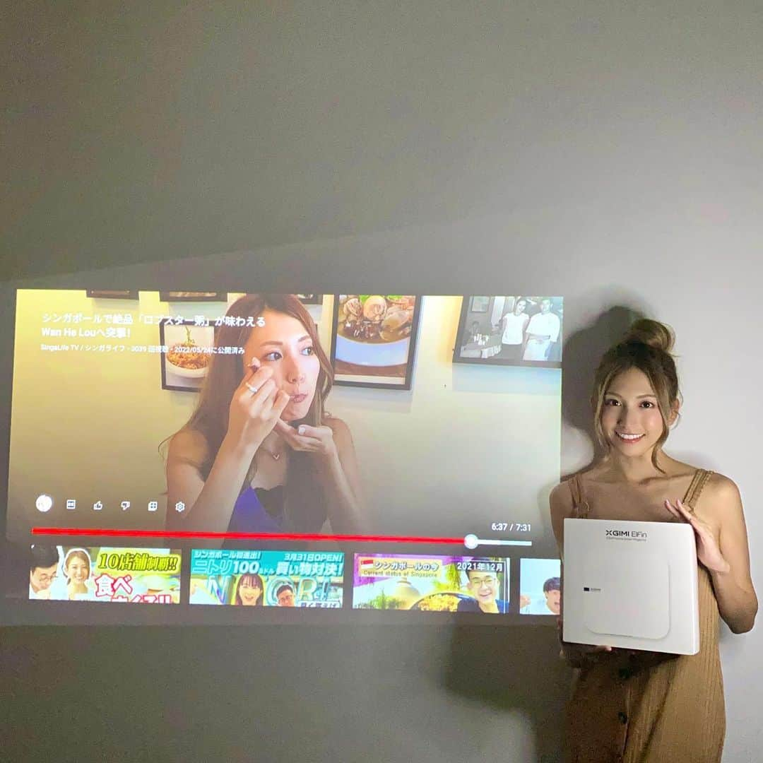 市原彩花さんのインスタグラム写真 - (市原彩花Instagram)「お家にプロジェクターがやってきた🥳💓  I got a projector from @xgimitech 🥳 It’s small and can be easily carried !  いつもスマホでYouTubeやNetflixを見てたんだけど、XGIMIのElfinがあればお部屋のどこででも大画面で観れちゃう🥹💖  テレビと違って持ち運べるし、なにより雰囲気が良い🥺✨ なんか家が映画館になったような、優雅な気分😚  画質も音も綺麗だし、自動で角度を補正してくれるから、斜めから照射しても大丈夫！設定も簡単😉(動画4枚目)  プロジェクターがこんなに手軽だなんて早く知りたかった😍  7/12(火)〜13(水)のアマゾンプライムデーで今年最大の割引があるらしいから、ストーリーのリンクからチェックしてみてね😉 @xgimi_japan   ※映ってる画面は私も出させてもらってるシンガライフのYouTubeだよ😊  #XGIMI#PROJECTOR#XGIMIExperience#xgimiのある暮らし#Elfin#XGIMIElfin#プロジェクター#プロジェクターのある暮らし#YouTube#Netflix#Disney+#お家時間」7月4日 20時19分 - ayaka_ichihara