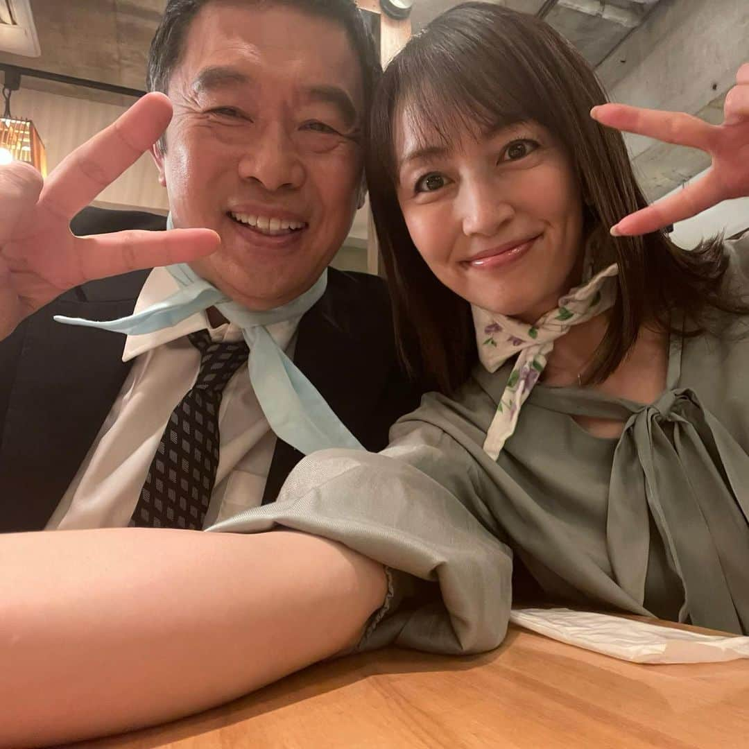 矢田亜希子さんのインスタグラム写真 - (矢田亜希子Instagram)「2人で首に氷をあててもらいながらドラマ撮影♪ 我らが座長内藤さん❤️ #警視庁強行犯係樋口顕 #シーズン2#テレビ東京#連ドラ#内藤剛志 さん#大好き💕#可愛すぎる#イケオジ#尊敬#パワーチャージ#ドラマロケ#撮影中#内藤さんとも出会って20年以上が経ちました」7月4日 20時43分 - akiko_yada