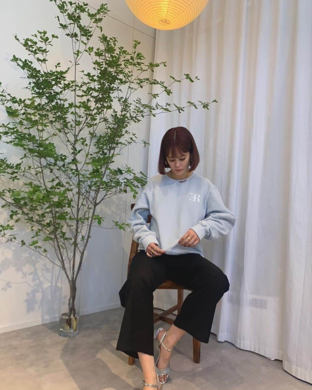 emmaさんのインスタグラム写真 - (emmaInstagram)「🤍  tops : @_er_offi  pants : @_er_offi」7月4日 21時29分 - okss2121