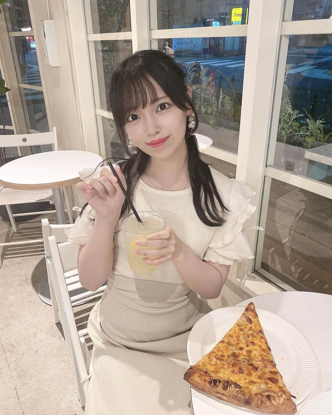 岩田陽菜さんのインスタグラム写真 - (岩田陽菜Instagram)「さらぴと行ったのでした˘ᵕ˘ 🍕♪🍴 ⁡ チーズ濃厚で美味しかった🧀 ⁡ ⁡ ⁡ #東京#カフェ#Tokyo#日本橋#日本橋カフェ #COMMISARY#COMMISARYNIHONBASHI#ピザ#pizza#cheese#チーズ#Cafe#カフェ巡り#東京カフェ巡り#tops#olivedesolive#skirt#ロングスカート#fashion#Summerfashion#ヘアアレンジ#ハーフアップ」7月4日 21時36分 - hina_naso_stu48