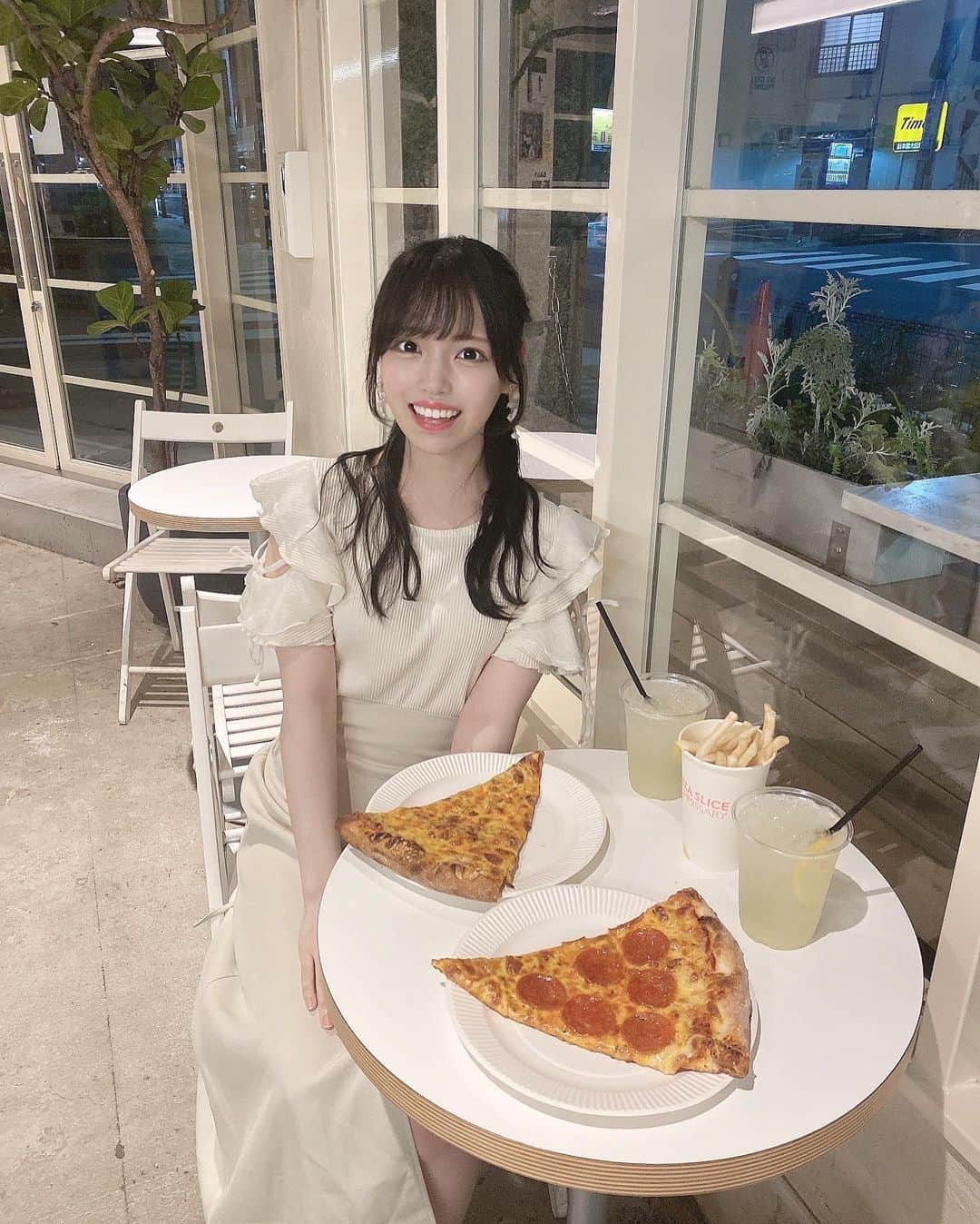 岩田陽菜さんのインスタグラム写真 - (岩田陽菜Instagram)「さらぴと行ったのでした˘ᵕ˘ 🍕♪🍴 ⁡ チーズ濃厚で美味しかった🧀 ⁡ ⁡ ⁡ #東京#カフェ#Tokyo#日本橋#日本橋カフェ #COMMISARY#COMMISARYNIHONBASHI#ピザ#pizza#cheese#チーズ#Cafe#カフェ巡り#東京カフェ巡り#tops#olivedesolive#skirt#ロングスカート#fashion#Summerfashion#ヘアアレンジ#ハーフアップ」7月4日 21時36分 - hina_naso_stu48