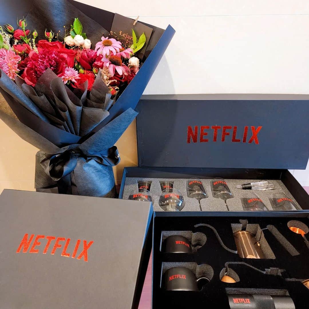 パク・ウンビンさんのインスタグラム写真 - (パク・ウンビンInstagram)「@netflixkr @theswoonnetflix 🌹 THANK YOU❤  #이상한변호사우영우 사랑해주셔서 감사합니다🥰」7月4日 22時42分 - eunbining0904