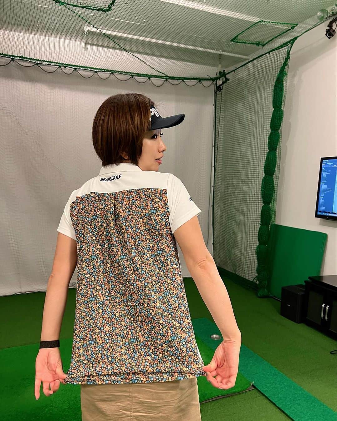 勝又優美さんのインスタグラム写真 - (勝又優美Instagram)「皆さまこんばんは😃 今日は月曜日！夕刊フジの日でした！ 毎週月曜日は夕刊フジでゴルフレッスンをご覧ください😆 よろしくお願いします☺️  今回のBEAMS GOLFウェア、おススメはこちら💁‍♀️ 襟の裏まで花柄☺️🌸↓  https://www.beams.co.jp/item/beamsgolf/shirt/83020344444/?color=19  夕刊フジは電子版もおすすめ！ フルカラーでバックナンバーも読めます😆  夕刊フジ電子版はこちら↓ https://denshi.sankei.co.jp/application/fuji.html  新YouTubeチャンネル↓ https://youtu.be/OpgpL4tJovY  LPGAオフィシャルYouTubeチャンネル↓ https://youtu.be/t2HVNHLcfIw  #夕刊フジ #pinggolf #beamsgolf  #フジクラシャフト #勝又優美 #ゴルフ #ゴルフ女子 #golf #ゴルフコーデ #ゴルフウェア #ゴルフ女子コーデ #ゴルフレッスン #golfstagram」7月4日 22時56分 - yumi.katsumata