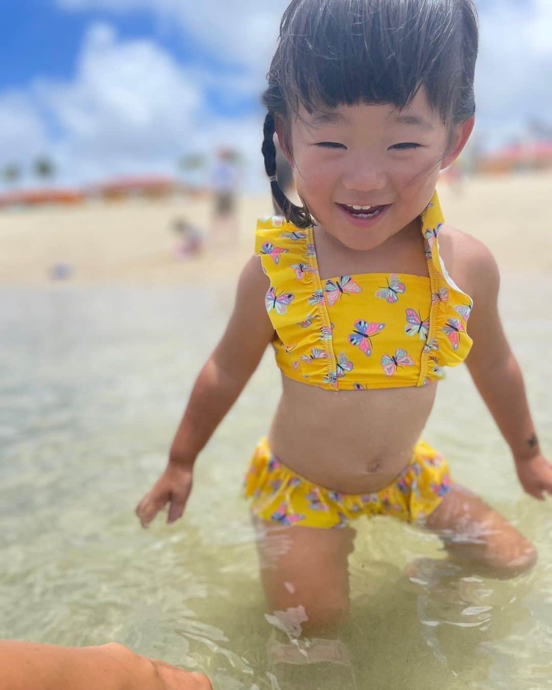 yuu sakuraiさんのインスタグラム写真 - (yuu sakuraiInstagram)「沖縄に越してきて⭐︎毎日、全力で遊ぶMK CAFEのオーナーの娘。 杏ちゃん☘️  そりゃ、そうだ。笑 こんなにも青い空と海が広がっていて、家のすぐ近くにビーチがあるんだもん✨  杏ちゃんは、いつもテンションMAXで楽しそうで。 子供にとって思い切り走り回れたり 自然と触れ合えたりできる環境ってとても大切だなと感じています。  沢山の笑い声を聞くたびに 子供達が楽しいって思える環境を用意してあげれるのは大人たちしかいないよなぁって改めて思うようになりました。  MK CAFEのオーナーの菊池さんは、杏ちゃんが産まれた時から それを分かっていたんだと思います。  沖縄は、こどもの割合が最も多く お母さんたちはいつもどこに連れて行こうかなと悩んでいる声を聞きます。  自然が多く、土地も広い沖縄ですが ひとつ難点は紫外線が強い！笑 東京の2倍くらい。笑  台風の影響も大きいせいか 公園やビーチに屋根のある場所が少なく1時間遊ぶとかなり顔がほてってしまいます。  それを見た菊池さんはこの魅力的な豊見城市のビーチをより活用出来るように、 屋根付きのエンターテイメントパークを増やせたら、  ファミリーで出かけるられる場所が増えて、ご両親も、子供達も喜んで利用者も増えるだろうし、  子供たちが楽しめる噴水広場や 屋根付きのドッグランなど、 作る施設をこだわっていければ  もともと、飛行機が飛ぶところをこんなに近くで見れるビーチは海外含めとても珍しいし、サンセットもきれいに見れるしで、  世界でここしか味わえない人気スポットになる‼︎と ワクワクしながら話しています✨  よく杏ちゃんと遊びに行くこの豊見城市は20年前にやっと村から市になりました。  発展途中で可能性だらけの沖縄南部✨ 沖縄の名産品も多く、 歴史が残る素敵な場所です。  そして日々 市議会議員の皆さんは 地元の方々が喜ぶ施設を増やしたい。市民の声に応えたいと試行錯誤をされています。  MKメンバーは、沖縄にこれて本当に良かったと思っているからこそ これからの沖縄の発展に協力出来る事を全力でしていきたいと思っています。  人生は一度しかないから。 子供たちの幸せのために 大人たちができる事に一生懸命になって楽しい思い出を増やしてあげたい。  それがMKチームが沖縄に来て決めた事✨ 協力してくれる方と 必ず形にしていきます⭐︎  #鯖バーガー#ビーチパーク #美らさんビーチ #beach #ビーチ #沖縄旅行 #キッズパーク  #沖縄県本土復帰50周年#沖縄#豊見城 #ウミカジテラス##mkcafe #エムケーカフェ#お取り寄せ #お取り寄せグルメ」7月5日 0時37分 - food_yuu