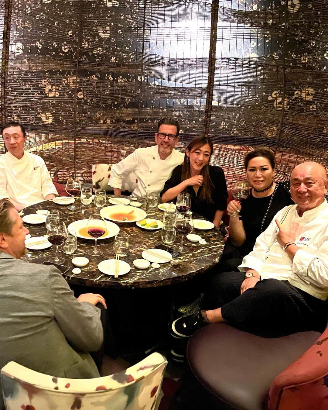 村主章枝さんのインスタグラム写真 - (村主章枝Instagram)「Nobu restaurant is one of my favorite Japanese restaurants. Not just their amazing food but also Nobu’s family warm heart and hospitality.  Nobu is the top chef in the world but he never forget to thank to his partners and team. Thank you for being my mentor in my life.  ノブレストランは私のお気に入りの日本食レストランの1つです。料理だけでなく、ノブファミリーの温かい心とおもてなしも素晴らしいです。  ノブさんは世界一の料理人ですが、パートナーやチームに感謝することを忘れません。私にとっては、師匠であり、大切な親友です！ #lasvegasfood  #lasvegasrestaurants  #ラスベガス生活  #ラスベガスグルメ」7月5日 0時58分 - fumie.suguri