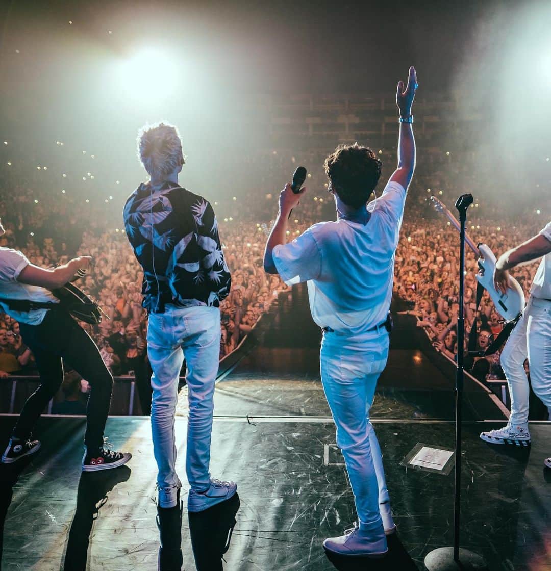 The Vampsさんのインスタグラム写真 - (The VampsInstagram)「Ya boys are coming back to the o2 and we’ve released more tickets 💥💥In 2019 we became the first band to headline the o2 five years in a row which was unbelievable. Covid put a stop to us trying to beat our own record but three years later we are heading back for our sixth o2 headline and we cannot wait. More tickets available now from the link in our bio ♥️♥️♥️」7月5日 4時47分 - thevamps