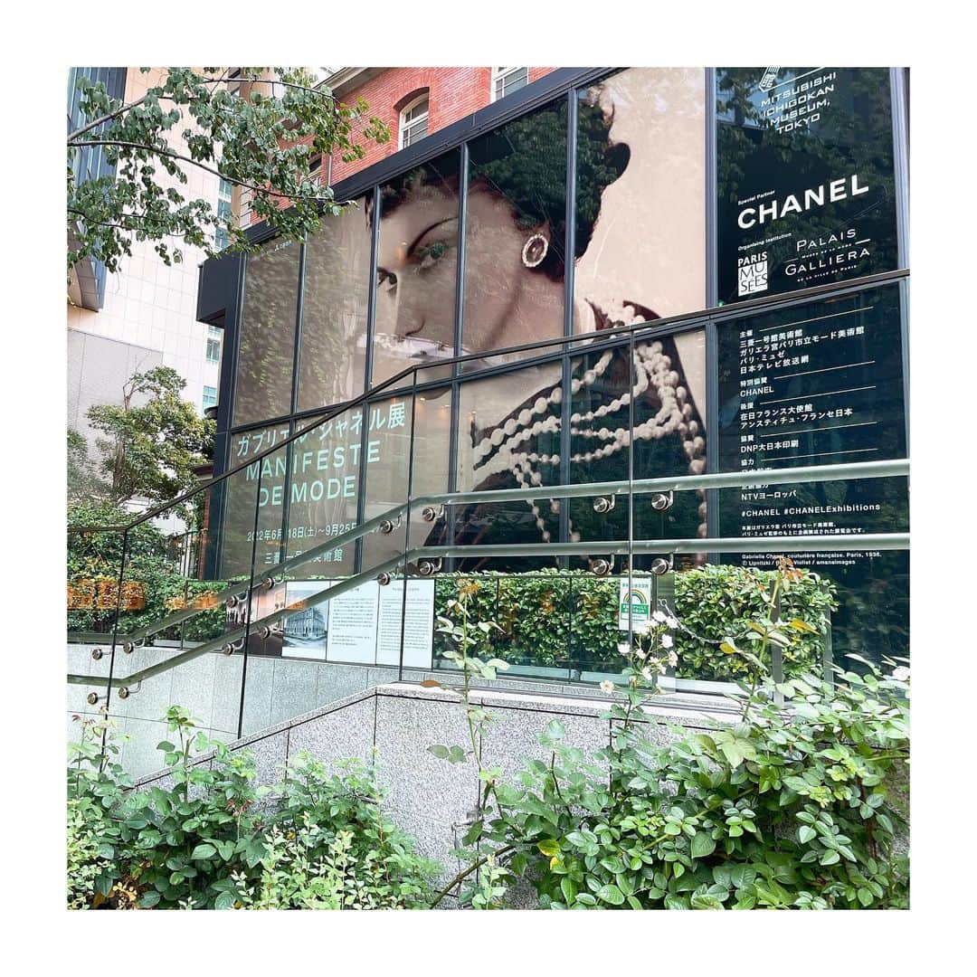 坂田陽子さんのインスタグラム写真 - (坂田陽子Instagram)「@aimasami と 三菱一号館美術館での 「ガブリエル・シャネル　 MANIFESTE　DE　MODE」展へ。 ・ 100年もの時を経ても色褪せない 洗練された美しさ。 今なお、強烈なインパクトを残しながら輝きを放ち続け魅了するドレス達。 もう溜息ものでした。 ・ 来場の記念に パリのカンボン通りのシャネル本店、あの螺旋階段イメージ写真が撮れます🤣🤣 ・ またパリで買い物したいね、 なんてお話ししつつ、 パリの街角にあるようなビストロ　@restaurant_auxamis でランチしてヨゴちゃんのお誕生日プチ祝いして。 ・ CHANELのヴィンテージのブラウス（ヨゴちゃんからの頂き物❤️）と、履いた瞬間ジャストサイズ過ぎて即買いし何年も大切に履いているワイドパンツ。 パールやカラフルなパーツがジャラジャラとついたCHANELらしいネックレスで、この日ばかりは ヴィンテージシャネラー🤣になってみた笑 ・ TokyoでどっぷりとParisに浸かった、かぶれた❓日🤣🤣 ・ #ガブリエルシャネル展  #ココシャネル  #chanel  #三菱一号館美術館  #ヴィンテージ  #ヴィンテージシャネル  ・  「ガブリエル・シャネル　 MANIFESTE　DE　MODE」展は9/25まで三菱一号館美術館で開催されています。」7月5日 8時37分 - yokosakata