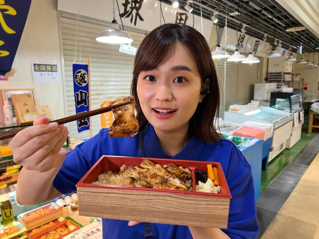 篠原梨菜さんのインスタグラム写真 - (篠原梨菜Instagram)「#朝5時の美味time 今日7/5は穴子の日！ 東京・築地　築地魚河岸の中の山五商店へ！朝5時から営業しています。 豊洲市場で仕入れた新鮮な天然の穴子を使い、 25分ほど薄味のタレで、5分ほど濃い口のタレで煮込んだ「煮穴子」 ホテルや有名寿司店などに卸しているそうです！ 穴子重を😋 口の中で柔らかくほどける。上品な穴子の旨味がぎゅぎゅっと...！ 最高級の穴子に舌鼓😋 #早朝グルメ #thetime_tbs #築地グルメ  #築地魚河岸  #穴子 #穴子重 #山五商店 #穴子の日  #tbs」7月5日 8時49分 - shinorinatbs