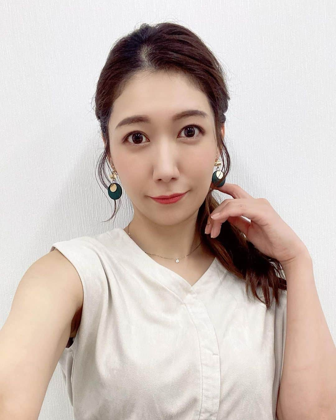 穂川果音さんのインスタグラム写真 - (穂川果音Instagram)「hairstyle  ローポニーテール♪だよ！  　#ヘアスタイル　#ヘアアレンジ　#アレンジポニーテール　#ポニーテールアレンジ　#アップスタイル　#hairstyle #hairarrange #イヤリング　#earrings  #ミディアムロング　#初夏コーデ　　#7月コーデ　#ロングポニー #お天気キャスターコーデ　#アベプラ　#abema #穂川果音 #低めポニーテール #気象予報士　#セントフォース」7月5日 11時14分 - hokawakanonn