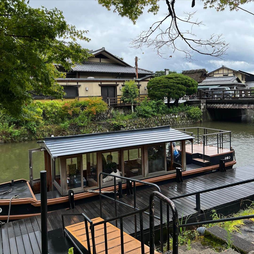 前田典子さんのインスタグラム写真 - (前田典子Instagram)「#京都　#嵐山 #星のや京都 🌙　 #渡月橋　ふもとにある 船付き場から 星のや専用の船でお宿まで🚤　大堰川を上ります 到着までワクワク😆  雄大な嵐峡の景色 緑が深い季節💚 しっとり雨の中で 緑が濃くなり更に美しかった✨🌳✨  グリーンの中のグリーンの私💚👗 @laligne_rope のワンピース  #マエノリ旅　つづく」7月5日 14時56分 - maenorichang