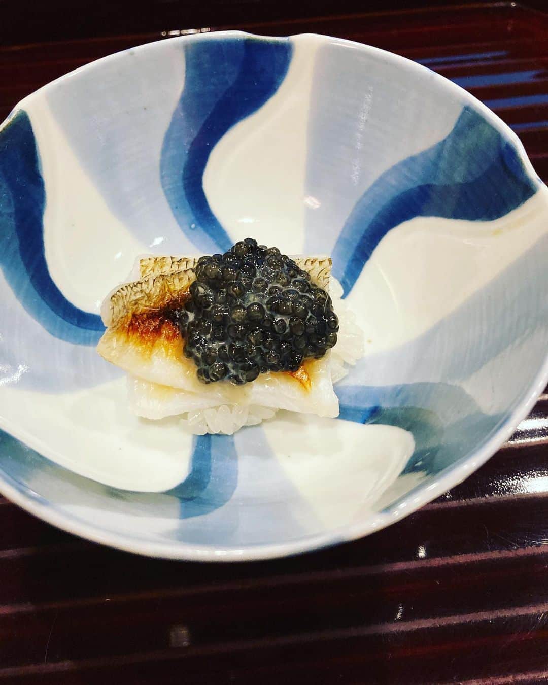 安藤優子さんのインスタグラム写真 - (安藤優子Instagram)「口福と眼福‼️  昨晩は赤坂松川にて友達カップルとお食事。  久しぶりに松川さんの凜として、どこまでも澄みわたったお料理を堪能しました。  大将の松川さんの居住いの端正さそのもののお料理は、静謐そのもののです。  お蕎麦も松川さんの手打ち、そしてそれを入れている氷の器も松川さんの手彫りです。  このお店に流れる空気が大好きです。  ご馳走さまでした。  #赤坂松川  #静謐なお料理  #フレンチブルドッグ  #安藤優子」7月5日 16時08分 - yukoando0203