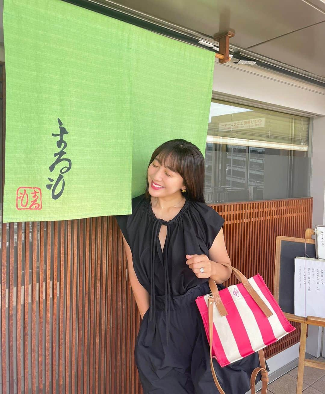 小川ひとみさんのインスタグラム写真 - (小川ひとみInstagram)「まるも🍣 神戸和田岬の中央卸売市場にある お寿司屋さん 家族で幼い頃から通っている お寿司屋さんの一つなのですが 本当に美味しい🙏 今日は両親とランチに訪れました🥰 父が昔、淡路島の病院に勤めていた頃 この辺りからフェリーが出ていたようで まるもで朝早くにお寿司を食べてから 出勤していたそう⛴💭✨ 今はとても綺麗なお店に生まれ変わったけれど 私たちが通い始めた頃は The！卸売市場な雰囲気の お寿司屋さんだったので思い出深い場所です✨ 神戸は美味しいもので溢れてる 感謝だね❤️‍🔥  まるも 神戸市兵庫区中之島1-1-4 ☎︎078-671-3555 #神戸 #お寿司 #まるも」7月5日 16時24分 - hitomy220