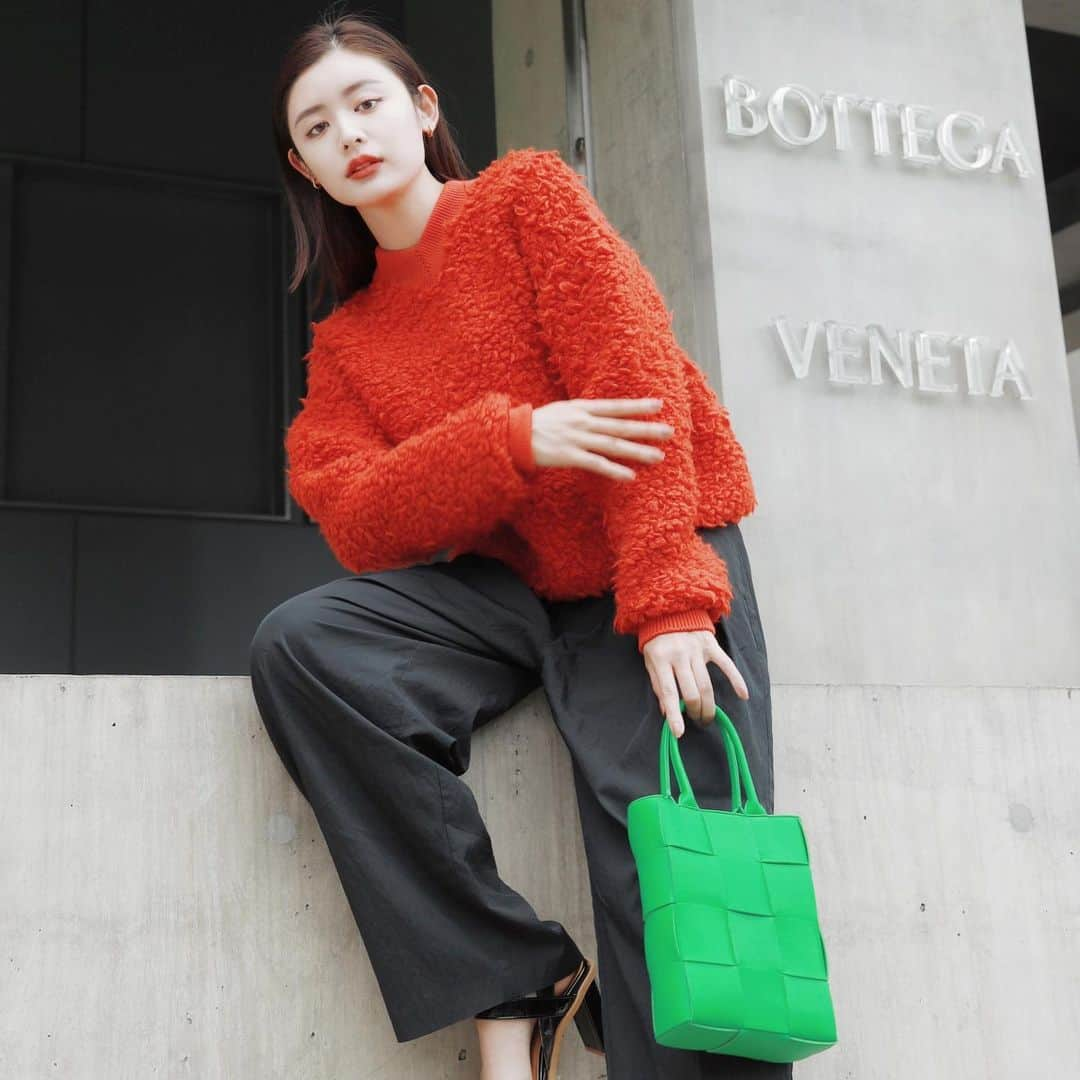 古畑星夏さんのインスタグラム写真 - (古畑星夏Instagram)「⠀ #bottegaveneta   モダンな空間がとっても素敵でした😌🌿  シンプルだけどエッジが効いてるデザインが好き♡  チビさん達もボッテガカラーデビューです🐶笑 （お土産にもらった風呂敷オシャレすぎ🥹💚）  #thesquaretokyo#today#ootd#fashion#shopping」7月5日 17時29分 - starandsummer