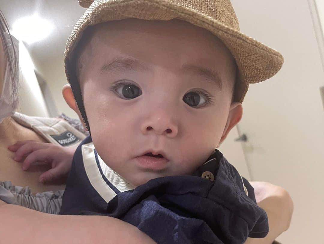 浜田翔子さんのインスタグラム写真 - (浜田翔子Instagram)「結婚3年目🌹🌹🌹 坊やの6ヶ月、 ハーフバースデーに家族写真も撮りました✨中々家族で写真撮らないので嬉しいです。  ほっぺが前よりシュッとしてきて まだ赤ちゃんだけどなんか少年になってきてる つかまり立ちもしてもう歩けそうだから成長も早い👶 毎日もすごく早く感じます‼︎もう夜‼︎って🌙  カブは忙しそうだけど 家族の時間つくってくれたり、 寝かしつけが得意で夜は抱っこで寝かしつけてくれるのが ありがたいです。。👶  #weddinganniversary  #ハーフバースデー #親子コーデ　この日はみんなブルー系🫐☁️💎💠 #家族時間 #家族時間が何より幸せ ←タグででてきたけど、これカブの口癖😏🤨」7月5日 18時28分 - shoko_hamada
