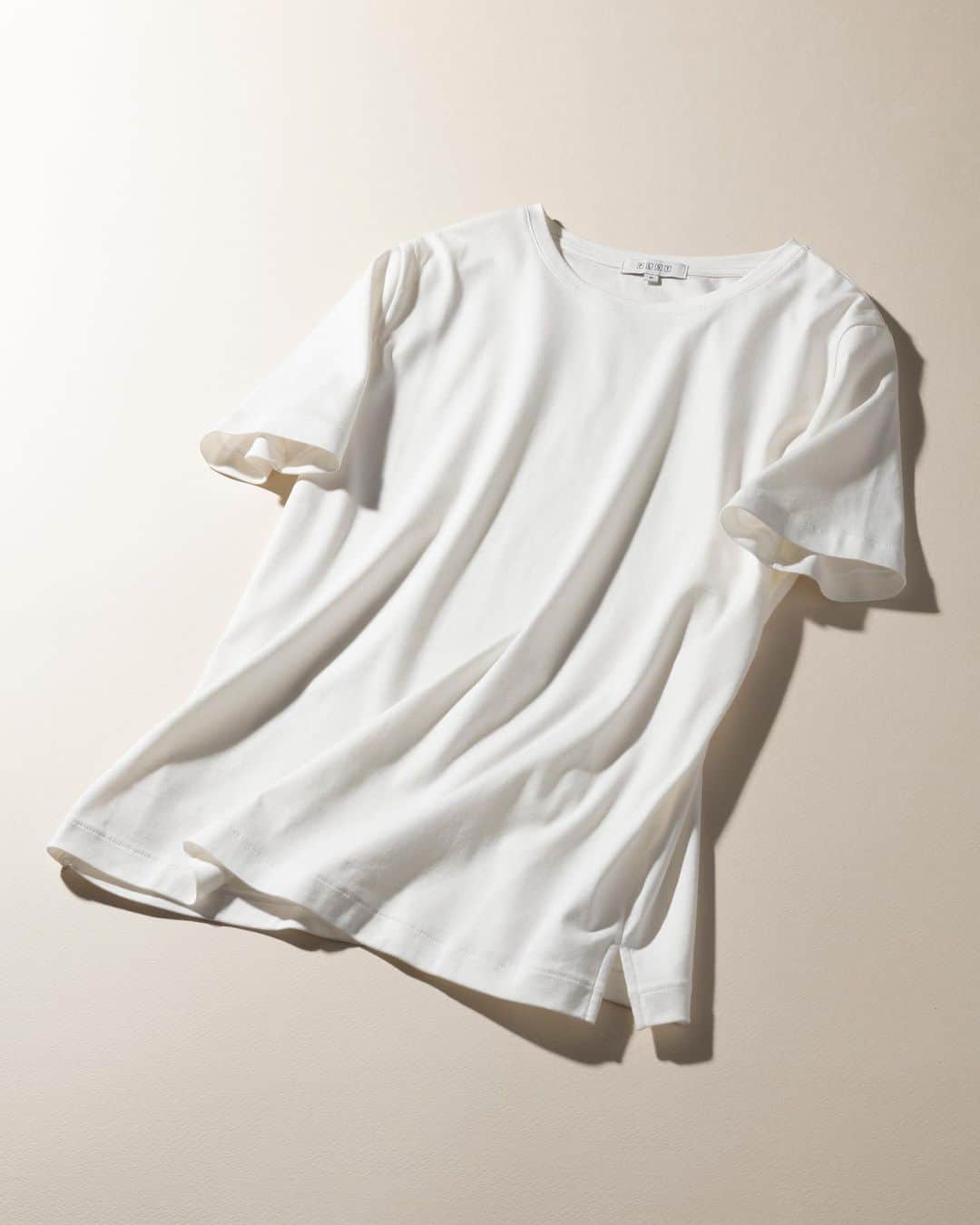 PLST（プラステ）さんのインスタグラム写真 - (PLST（プラステ）Instagram)「"NEW ARRIVAL" ジャケットインのためにつくられた、究極のTシャツ  ペルヴィアンピマコットンコンパクトTシャツ（半袖）  ¥5,990  ✔︎細めの袖 袖がもたつかないアームホール ✔︎細めの襟幅 すっきりとした首元を演出 ✔︎ペルヴィアンピマコットン100%使用  ︎世界有数のクオリティを有する希少なコットン 優れた光沢を持ち、しっとりと膨らみのある柔らかな風合い  アイテムの詳細は、画像をタップして頂き商品タグよりご覧頂けます。  #PLST #PLSTコーデ #プラステ #プラステコーデ」7月5日 18時47分 - plst_official