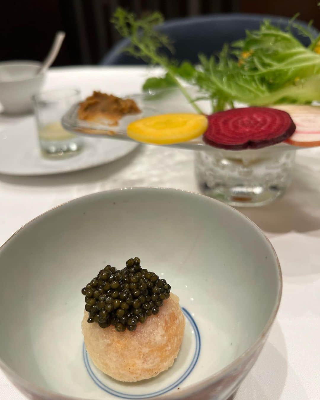 小川ももえさんのインスタグラム写真 - (小川ももえInstagram)「らびゅありたんとanu🐟💓 きゃび祭り🦈しました🤍  この日もありたんが面白すぎてお腹がよじれるほど笑いましたとさ➿🥰 桃狩り🍑も行こうネ💕  毎日暴食🍽してても体験keep出来てるのは @armeria_beautysalon のお陰💓  4回目？のアルメリアに行ってきました🤍 いつもサーモとエンダの組み合わせメニューやってます❣️ 二つのマシン合わせて2000万Overするので個人サロンでこの機械を取り入れてるとこはなかなか無いよ‼️‼️‼️ 本気で推せる。。🔥  サーモシェイプはエステ界の脂肪吸引と言われてて 痛みなくサイズダウンして引き締めされていくので 断然脂肪吸収よりお勧めなんだとか🥰🔥 エンダモロジーアライアンスはコラーゲン作ってくれるので肌が衰えるどころか若返りの効果✨ この二つは痩身アイテムでは最高峰と言われていて10年後、受けてる人と受けてない人だと本当にボディライン変わってくるので定期的に受けることが重要とのこと❤  本当に、今まで行った痩身エステの中で1番私に合ってるかも✨ ここは本当に人生ずっと通い続けたい本物のサロンだなと思ってます🌈  私のインスタ見たってdm💌すれば同じメニュー受けれると思います😍✌️ 予約取れなくなったら困るから正直あまり広めたくないけど🤣w  フォロワーさんには是非行ってみてほしい💓  #anu#アニュ#広尾#広尾グルメ#hiroo」7月5日 19時02分 - momoe_0406