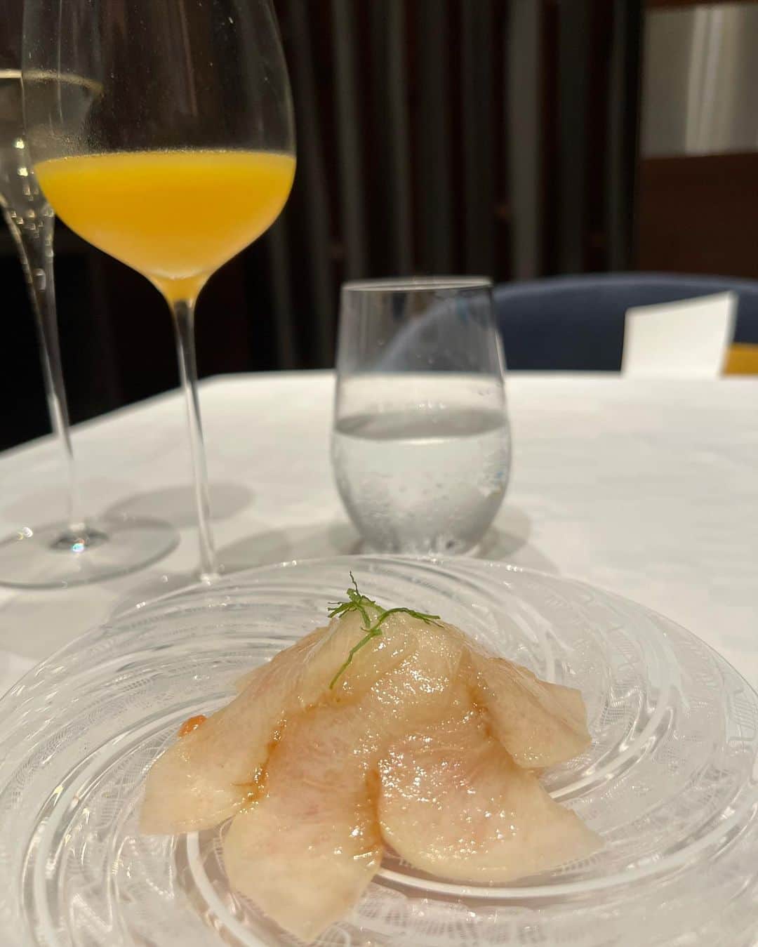 小川ももえさんのインスタグラム写真 - (小川ももえInstagram)「らびゅありたんとanu🐟💓 きゃび祭り🦈しました🤍  この日もありたんが面白すぎてお腹がよじれるほど笑いましたとさ➿🥰 桃狩り🍑も行こうネ💕  毎日暴食🍽してても体験keep出来てるのは @armeria_beautysalon のお陰💓  4回目？のアルメリアに行ってきました🤍 いつもサーモとエンダの組み合わせメニューやってます❣️ 二つのマシン合わせて2000万Overするので個人サロンでこの機械を取り入れてるとこはなかなか無いよ‼️‼️‼️ 本気で推せる。。🔥  サーモシェイプはエステ界の脂肪吸引と言われてて 痛みなくサイズダウンして引き締めされていくので 断然脂肪吸収よりお勧めなんだとか🥰🔥 エンダモロジーアライアンスはコラーゲン作ってくれるので肌が衰えるどころか若返りの効果✨ この二つは痩身アイテムでは最高峰と言われていて10年後、受けてる人と受けてない人だと本当にボディライン変わってくるので定期的に受けることが重要とのこと❤  本当に、今まで行った痩身エステの中で1番私に合ってるかも✨ ここは本当に人生ずっと通い続けたい本物のサロンだなと思ってます🌈  私のインスタ見たってdm💌すれば同じメニュー受けれると思います😍✌️ 予約取れなくなったら困るから正直あまり広めたくないけど🤣w  フォロワーさんには是非行ってみてほしい💓  #anu#アニュ#広尾#広尾グルメ#hiroo」7月5日 19時02分 - momoe_0406