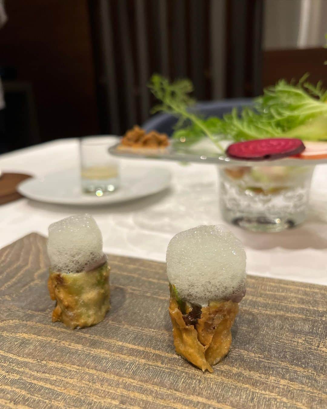 小川ももえさんのインスタグラム写真 - (小川ももえInstagram)「らびゅありたんとanu🐟💓 きゃび祭り🦈しました🤍  この日もありたんが面白すぎてお腹がよじれるほど笑いましたとさ➿🥰 桃狩り🍑も行こうネ💕  毎日暴食🍽してても体験keep出来てるのは @armeria_beautysalon のお陰💓  4回目？のアルメリアに行ってきました🤍 いつもサーモとエンダの組み合わせメニューやってます❣️ 二つのマシン合わせて2000万Overするので個人サロンでこの機械を取り入れてるとこはなかなか無いよ‼️‼️‼️ 本気で推せる。。🔥  サーモシェイプはエステ界の脂肪吸引と言われてて 痛みなくサイズダウンして引き締めされていくので 断然脂肪吸収よりお勧めなんだとか🥰🔥 エンダモロジーアライアンスはコラーゲン作ってくれるので肌が衰えるどころか若返りの効果✨ この二つは痩身アイテムでは最高峰と言われていて10年後、受けてる人と受けてない人だと本当にボディライン変わってくるので定期的に受けることが重要とのこと❤  本当に、今まで行った痩身エステの中で1番私に合ってるかも✨ ここは本当に人生ずっと通い続けたい本物のサロンだなと思ってます🌈  私のインスタ見たってdm💌すれば同じメニュー受けれると思います😍✌️ 予約取れなくなったら困るから正直あまり広めたくないけど🤣w  フォロワーさんには是非行ってみてほしい💓  #anu#アニュ#広尾#広尾グルメ#hiroo」7月5日 19時02分 - momoe_0406