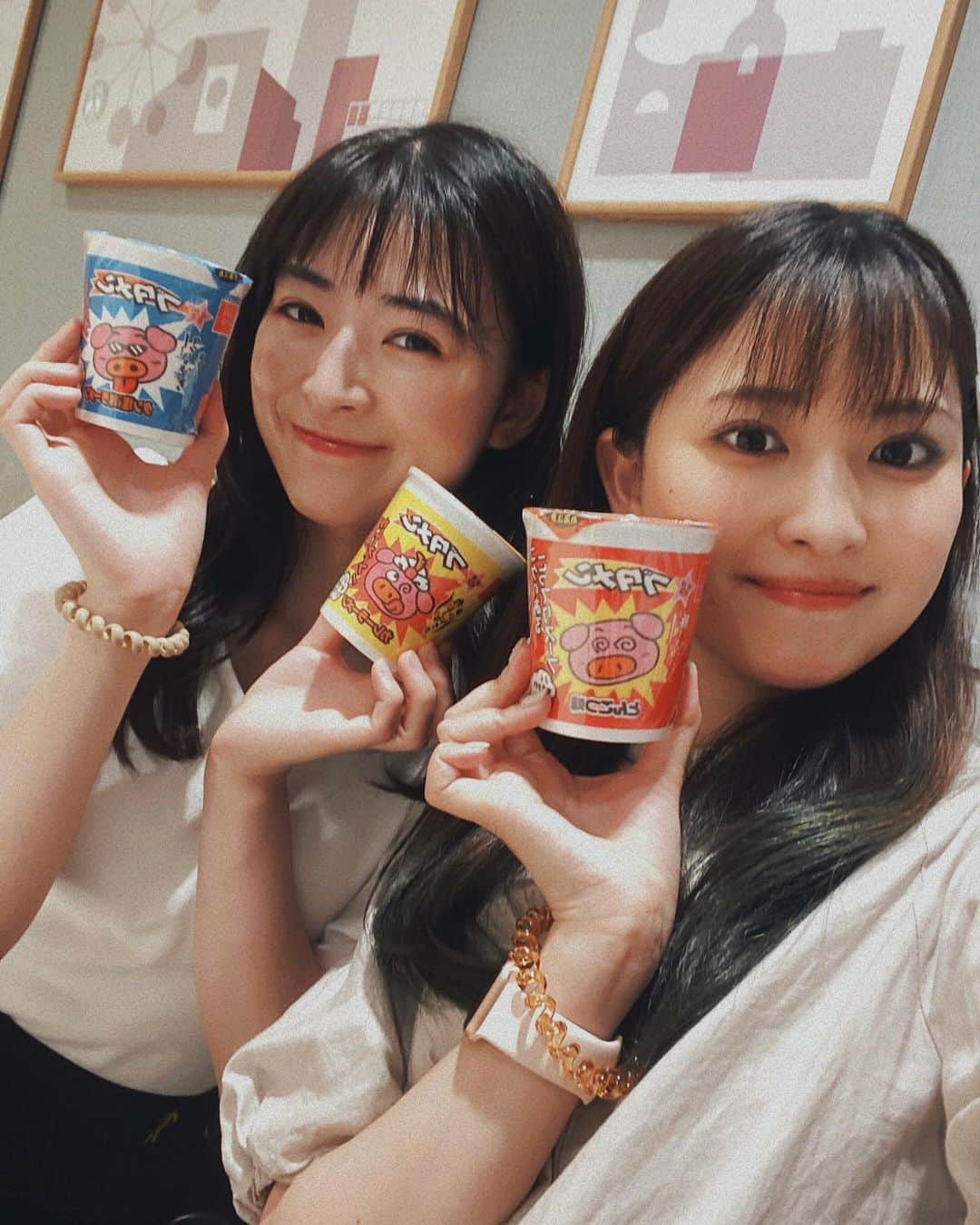 優希美青さんのインスタグラム写真 - (優希美青Instagram)「駄菓子屋にもあやねちゃんと一緒に行って、この人だ〜れ？ってお菓子を教えてもらって食べました！  知ってる人のシール出てきた時凄いテンション上がりました😆  たくさん買いすぎて途中からお腹いっぱいになっちゃったけど、せっかくなら一緒にいる時に全部めくりたくて食べきれない分は瓶につめて持って帰りました😂  糖分欲してる時に食べてます😊」7月5日 19時58分 - mio_yuki