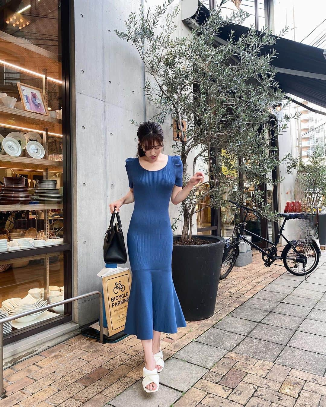 井手口瑞歩さんのインスタグラム写真 - (井手口瑞歩Instagram)「👗 形綺麗すぎて２色買いしたワンピ💙 バックスタイルもめちゃくちゃ綺麗なの🥰 ちなみにもう１色は安定のブラックです😂 . one-piece : @grl_official  bag : @louisvuitton  sandal : @rienda_official  ブランドはタグ付けしてます！ . #grl #グレイル #グレイル購入品  #rienda #louisvuitton  #プチプラコーデ #今日のコーデ #ootd #code  #fashion  #instagood #instalike #instadaily  #みずほしふく」7月5日 20時08分 - mizuho.04