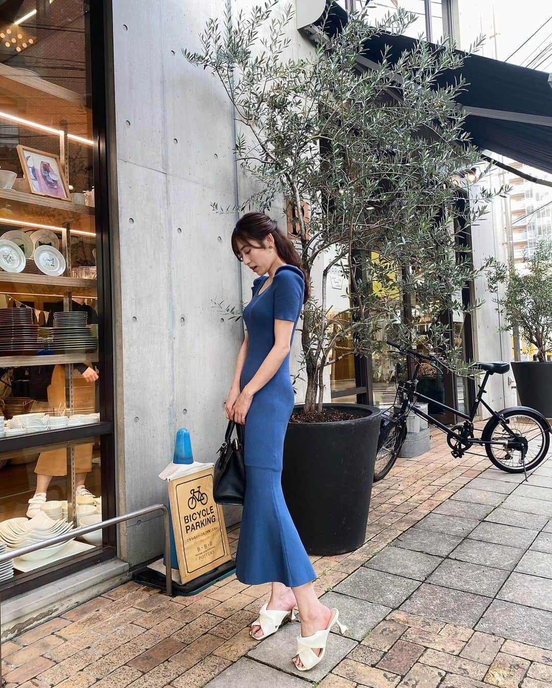 井手口瑞歩さんのインスタグラム写真 - (井手口瑞歩Instagram)「👗 形綺麗すぎて２色買いしたワンピ💙 バックスタイルもめちゃくちゃ綺麗なの🥰 ちなみにもう１色は安定のブラックです😂 . one-piece : @grl_official  bag : @louisvuitton  sandal : @rienda_official  ブランドはタグ付けしてます！ . #grl #グレイル #グレイル購入品  #rienda #louisvuitton  #プチプラコーデ #今日のコーデ #ootd #code  #fashion  #instagood #instalike #instadaily  #みずほしふく」7月5日 20時08分 - mizuho.04