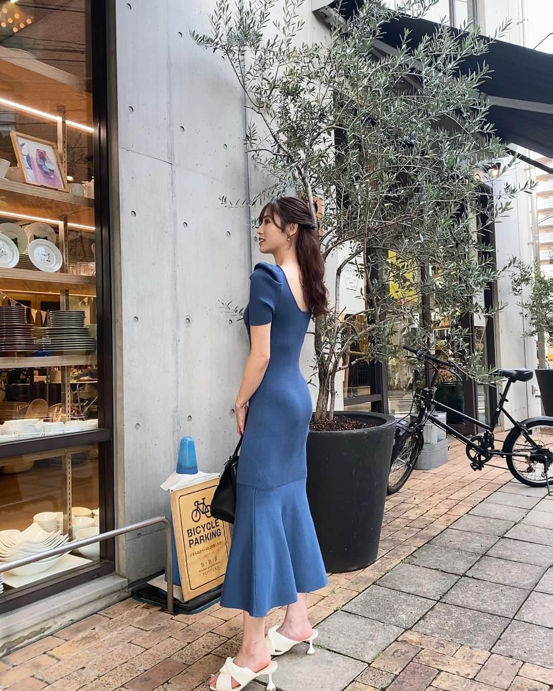 井手口瑞歩さんのインスタグラム写真 - (井手口瑞歩Instagram)「👗 形綺麗すぎて２色買いしたワンピ💙 バックスタイルもめちゃくちゃ綺麗なの🥰 ちなみにもう１色は安定のブラックです😂 . one-piece : @grl_official  bag : @louisvuitton  sandal : @rienda_official  ブランドはタグ付けしてます！ . #grl #グレイル #グレイル購入品  #rienda #louisvuitton  #プチプラコーデ #今日のコーデ #ootd #code  #fashion  #instagood #instalike #instadaily  #みずほしふく」7月5日 20時08分 - mizuho.04