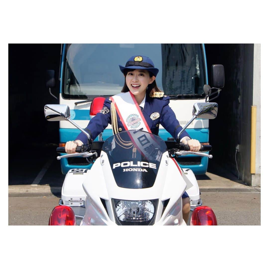 若林有子さんのインスタグラム写真 - (若林有子Instagram)「先日、小田原警察署で一日警察署長をさせていただきました👮 特殊詐欺が増えているということで、小田原城址公園で特殊詐欺被害の防止を呼びかけました！  やはりこの制服を着ると背筋がピシッと伸びますね！ (そして白バイものすごくかっこいい。。) 小田原は一年目の研修以来のご縁でしたが、 皆さんあたたかく迎えてくださり、貴重な経験となりました🚓 皆さんも詐欺にはお気をつけください🚨  #小田原警察署 #一日警察署長 #一日署長  #特殊詐欺 #小田原 #制服 #白バイ #若林有子 #アナウンサー  ちなみに、サンジャポにもちらりと映っていましたが、家族が来ていたのでたくさん写真を撮ってくれました📸(笑) 前投稿の誕生日ディナーもこの日の小田原です🍽」7月5日 20時41分 - wakabayashiyuko_