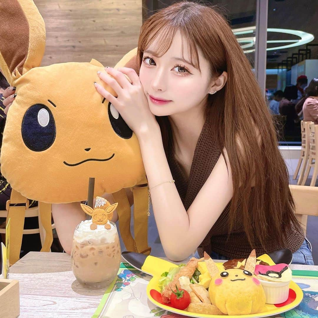 あやちゃんさんのインスタグラム写真 - (あやちゃんInstagram)「ポケモンカフェ🤎💛  めちゃくちゃ可愛くて癒しでしかなかった🥹 ピカチュウにも会えたし大満足🫶🏻  イーブイコーデイメージしたブラウンのトップスは @cherimi_official のだよー♡この夏沢山着れそう☺️  パンツは #grl のハイウエストデニム💙スタイルよく見える☆  たまにはストレートヘアもいいね🙋‍♀️髪の毛湿気にやられたけど😤  #ポケモンカフェ #ポケモンカフェ日本橋 #ポケモンセンター #ポケモングッズ #イーブイ #ポケモンスイーツ #ピカチュウスイーツ #ピカチュウ #日本橋カフェ #東京カフェ #東京駅グルメ #東京駅カフェ #ポケカ女子 #グレイル  #japantravel #japanesegirl #japanesefood #pokemon #pokemoncafe #pokemoncenter」7月5日 20時59分 - aya.you.love.r