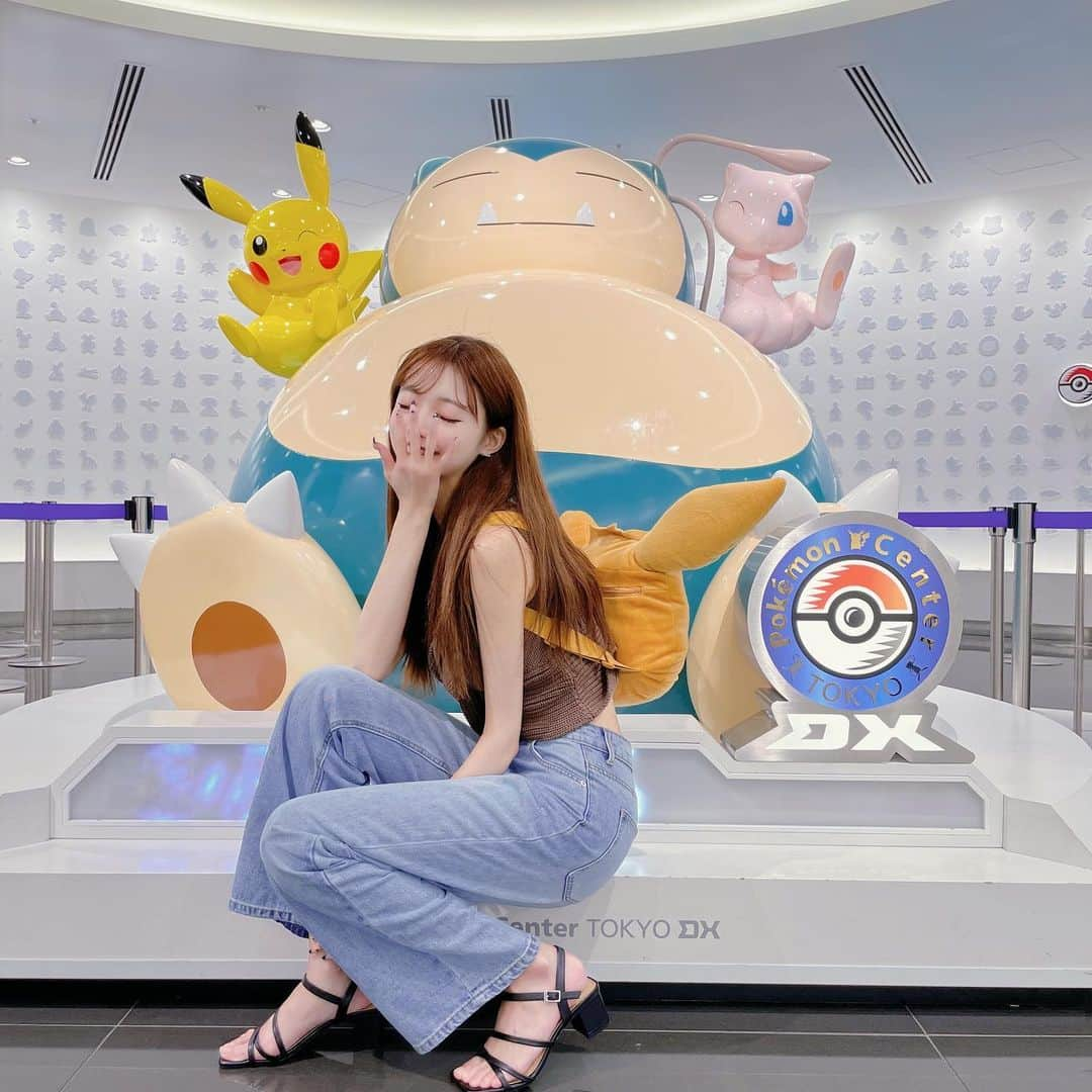 あやちゃんさんのインスタグラム写真 - (あやちゃんInstagram)「ポケモンカフェ🤎💛  めちゃくちゃ可愛くて癒しでしかなかった🥹 ピカチュウにも会えたし大満足🫶🏻  イーブイコーデイメージしたブラウンのトップスは @cherimi_official のだよー♡この夏沢山着れそう☺️  パンツは #grl のハイウエストデニム💙スタイルよく見える☆  たまにはストレートヘアもいいね🙋‍♀️髪の毛湿気にやられたけど😤  #ポケモンカフェ #ポケモンカフェ日本橋 #ポケモンセンター #ポケモングッズ #イーブイ #ポケモンスイーツ #ピカチュウスイーツ #ピカチュウ #日本橋カフェ #東京カフェ #東京駅グルメ #東京駅カフェ #ポケカ女子 #グレイル  #japantravel #japanesegirl #japanesefood #pokemon #pokemoncafe #pokemoncenter」7月5日 20時59分 - aya.you.love.r