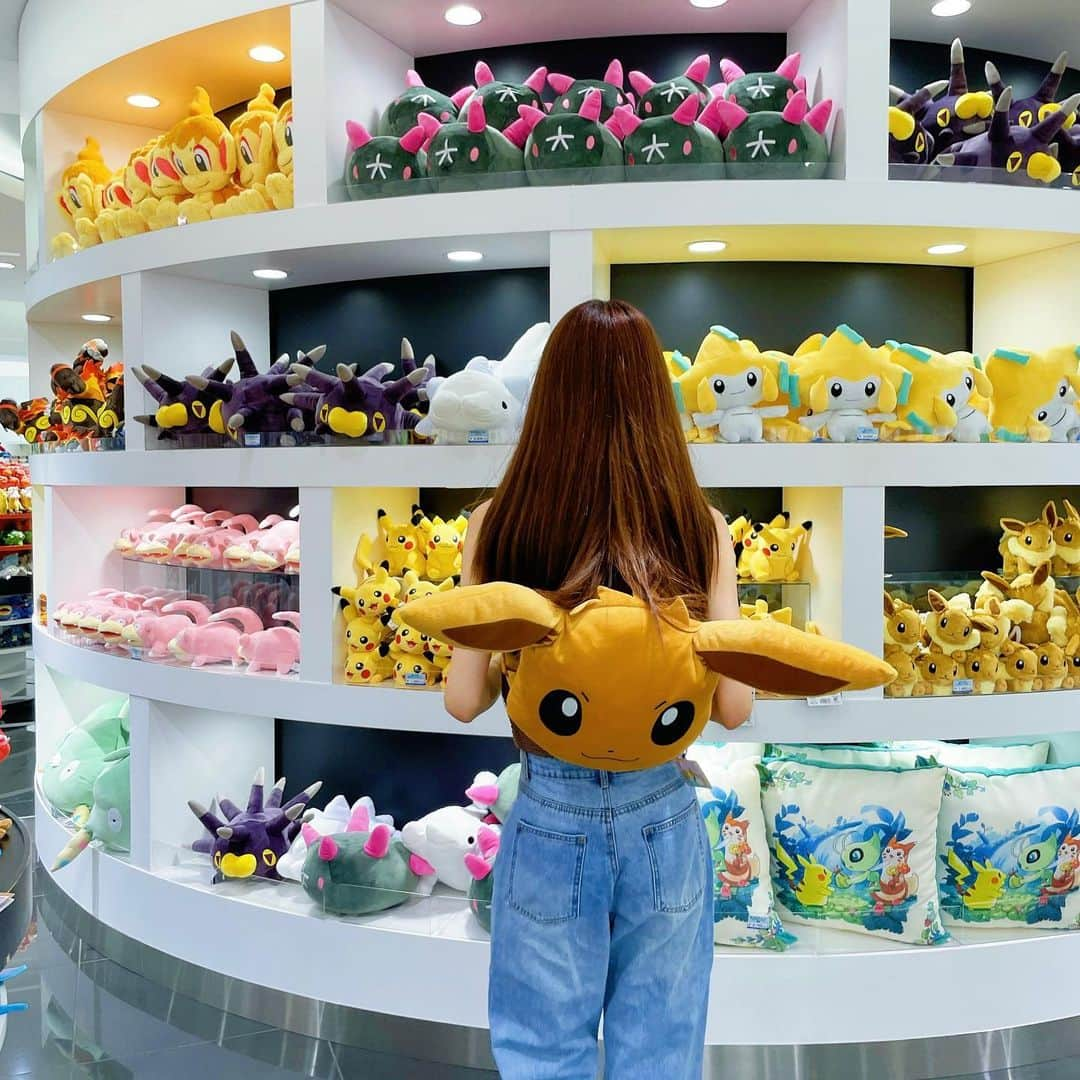 あやちゃんさんのインスタグラム写真 - (あやちゃんInstagram)「ポケモンカフェ🤎💛  めちゃくちゃ可愛くて癒しでしかなかった🥹 ピカチュウにも会えたし大満足🫶🏻  イーブイコーデイメージしたブラウンのトップスは @cherimi_official のだよー♡この夏沢山着れそう☺️  パンツは #grl のハイウエストデニム💙スタイルよく見える☆  たまにはストレートヘアもいいね🙋‍♀️髪の毛湿気にやられたけど😤  #ポケモンカフェ #ポケモンカフェ日本橋 #ポケモンセンター #ポケモングッズ #イーブイ #ポケモンスイーツ #ピカチュウスイーツ #ピカチュウ #日本橋カフェ #東京カフェ #東京駅グルメ #東京駅カフェ #ポケカ女子 #グレイル  #japantravel #japanesegirl #japanesefood #pokemon #pokemoncafe #pokemoncenter」7月5日 20時59分 - aya.you.love.r