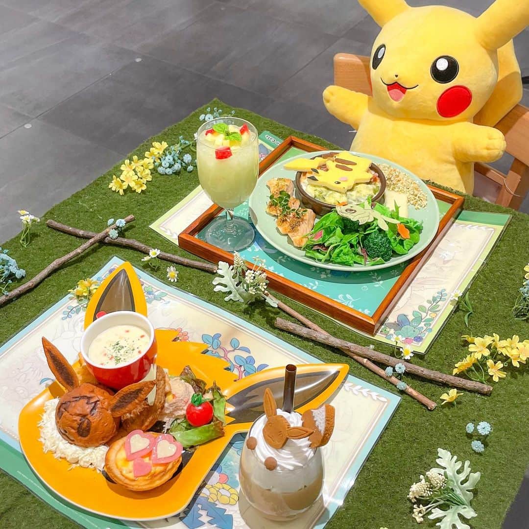 あやちゃんさんのインスタグラム写真 - (あやちゃんInstagram)「ポケモンカフェ🤎💛  めちゃくちゃ可愛くて癒しでしかなかった🥹 ピカチュウにも会えたし大満足🫶🏻  イーブイコーデイメージしたブラウンのトップスは @cherimi_official のだよー♡この夏沢山着れそう☺️  パンツは #grl のハイウエストデニム💙スタイルよく見える☆  たまにはストレートヘアもいいね🙋‍♀️髪の毛湿気にやられたけど😤  #ポケモンカフェ #ポケモンカフェ日本橋 #ポケモンセンター #ポケモングッズ #イーブイ #ポケモンスイーツ #ピカチュウスイーツ #ピカチュウ #日本橋カフェ #東京カフェ #東京駅グルメ #東京駅カフェ #ポケカ女子 #グレイル  #japantravel #japanesegirl #japanesefood #pokemon #pokemoncafe #pokemoncenter」7月5日 20時59分 - aya.you.love.r