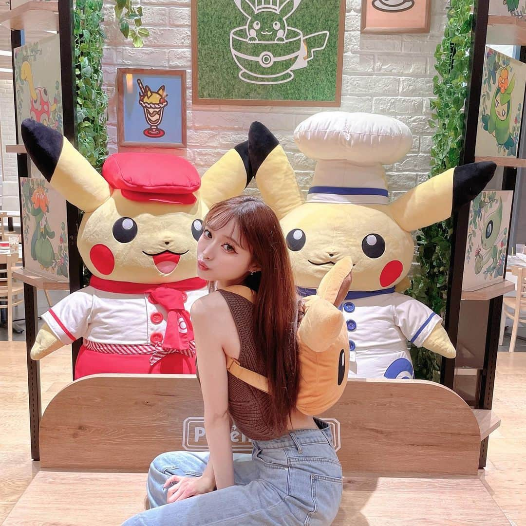 あやちゃんさんのインスタグラム写真 - (あやちゃんInstagram)「ポケモンカフェ🤎💛  めちゃくちゃ可愛くて癒しでしかなかった🥹 ピカチュウにも会えたし大満足🫶🏻  イーブイコーデイメージしたブラウンのトップスは @cherimi_official のだよー♡この夏沢山着れそう☺️  パンツは #grl のハイウエストデニム💙スタイルよく見える☆  たまにはストレートヘアもいいね🙋‍♀️髪の毛湿気にやられたけど😤  #ポケモンカフェ #ポケモンカフェ日本橋 #ポケモンセンター #ポケモングッズ #イーブイ #ポケモンスイーツ #ピカチュウスイーツ #ピカチュウ #日本橋カフェ #東京カフェ #東京駅グルメ #東京駅カフェ #ポケカ女子 #グレイル  #japantravel #japanesegirl #japanesefood #pokemon #pokemoncafe #pokemoncenter」7月5日 20時59分 - aya.you.love.r