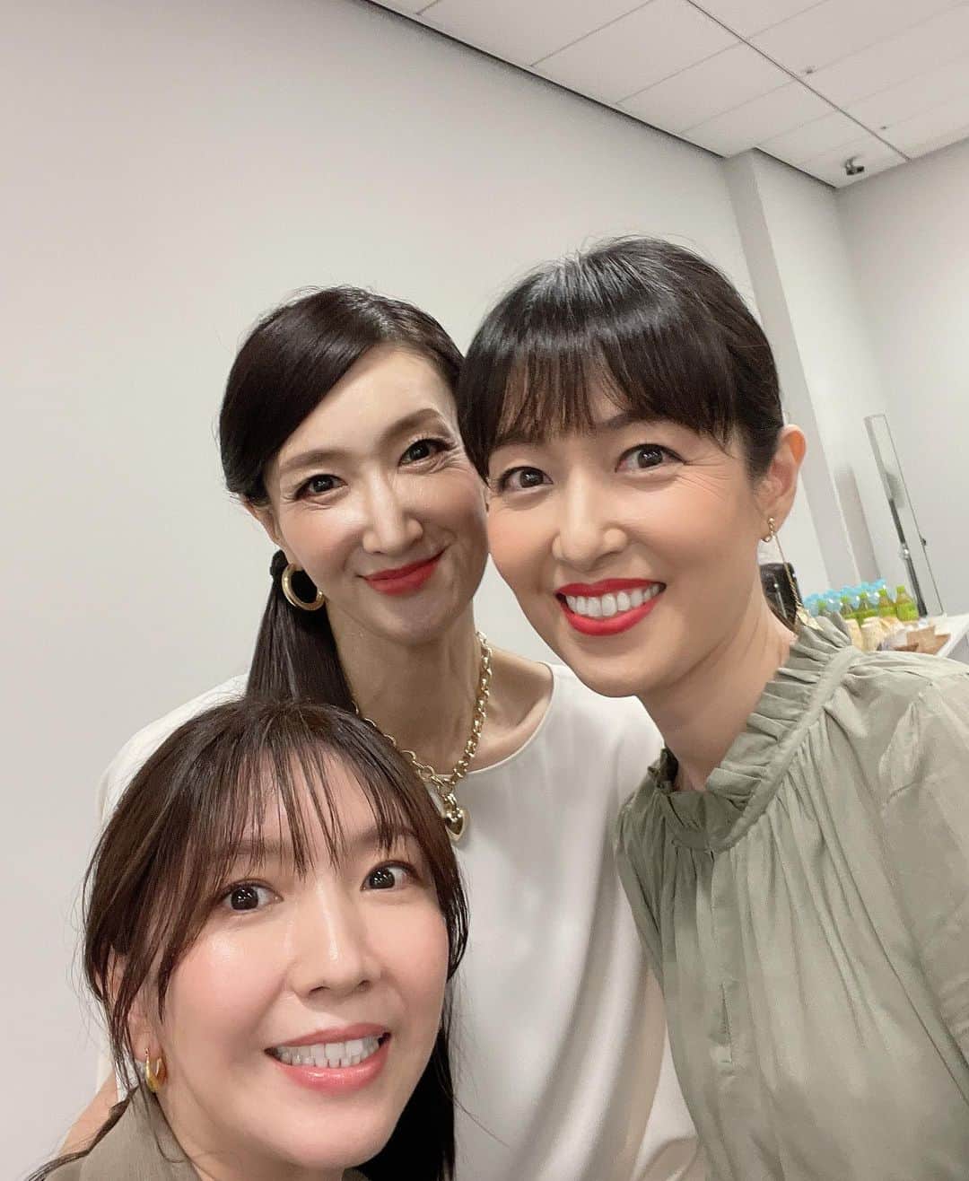 瀬奈じゅんさんのインスタグラム写真 - (瀬奈じゅんInstagram)「⁡ ⁡ タカラヅカ・スカイ・ステージ開局20周年記念番組公開収録、無事終了しました。 ま、無事だったかどうかはわかりません。 どこまで番組で放送できるのか……。 編集したら放送できる尺が足りているのか……。 ⁡ ⁡ わたくしね、写真を見て頂いたらわかると思うんですが、ぽっくりみたいなサンダルだったのですよ。 「花魁みたいやろ？」と春野さんに言いましたらね、「退場の時に肩貸すから花魁道中で退場しろっ」と仰いましてね。 あ、これはあかんやつや、マジでやらせるわこの人……と。 ⁡ 放送されましたら、退場時、肩を出して背中で私に圧をかける春野寿美礼にご注目頂きたいと思います。 ⁡ とりあえず、私達は楽しみました！ ⁡ が、せっかく大阪まで行ったのに、正直、話し足りなくて３人共に消化不良笑。 ⁡ ⁡ 足をお運び下さいました皆様、ありがとうございました！！ ⁡ ⁡ #タカラヅカスカイステージ #スカステ #公開収録 #春野寿美礼 さん #大鳥れい さん #瀬奈じゅん ⁡ #花魁道中 #春野寿美礼の圧に #乞うご期待」7月5日 21時00分 - junsena_official