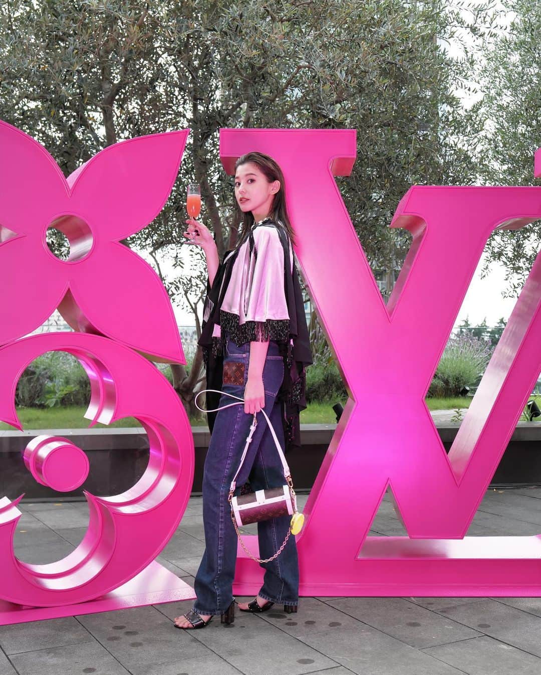 朝比奈彩さんのインスタグラム写真 - (朝比奈彩Instagram)「. . LOUISVUITTONの展覧会「SEE LV」が、 東京ミッドタウンの芝生広場で  7/8〜8/21まで開催💓 . 歴史を振り返りましたが、 160余年の歴史の凄さを改めて感じました❤️ 時代背景に合ったそれぞれの鞄が、 素敵で深みがあって趣きを感じられました💋 . . @louisvuitton  #SEELV #LOUISVUITTON #LVFashion」7月5日 21時08分 - asahina_aya