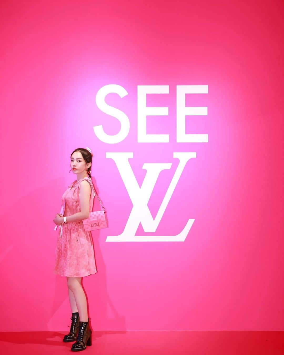 megbabyさんのインスタグラム写真 - (megbabyInstagram)「久しぶりにポップなお洋服で公の場へお出かけ💗🌺🎀  @louisvuitton #SEELV 展へ 歴史的アーカイブと最新クリエーションが融合した刺激的な空間🌐✨  積み重ねた歴史が今をつくるんだとしみじみ😌 是非遊びに行ってみてね💕  💗SEE LV 展💗 7/8-8/21 東京ミッドタウン芝生広場  #LVFashion」7月5日 21時30分 - _megbaby_