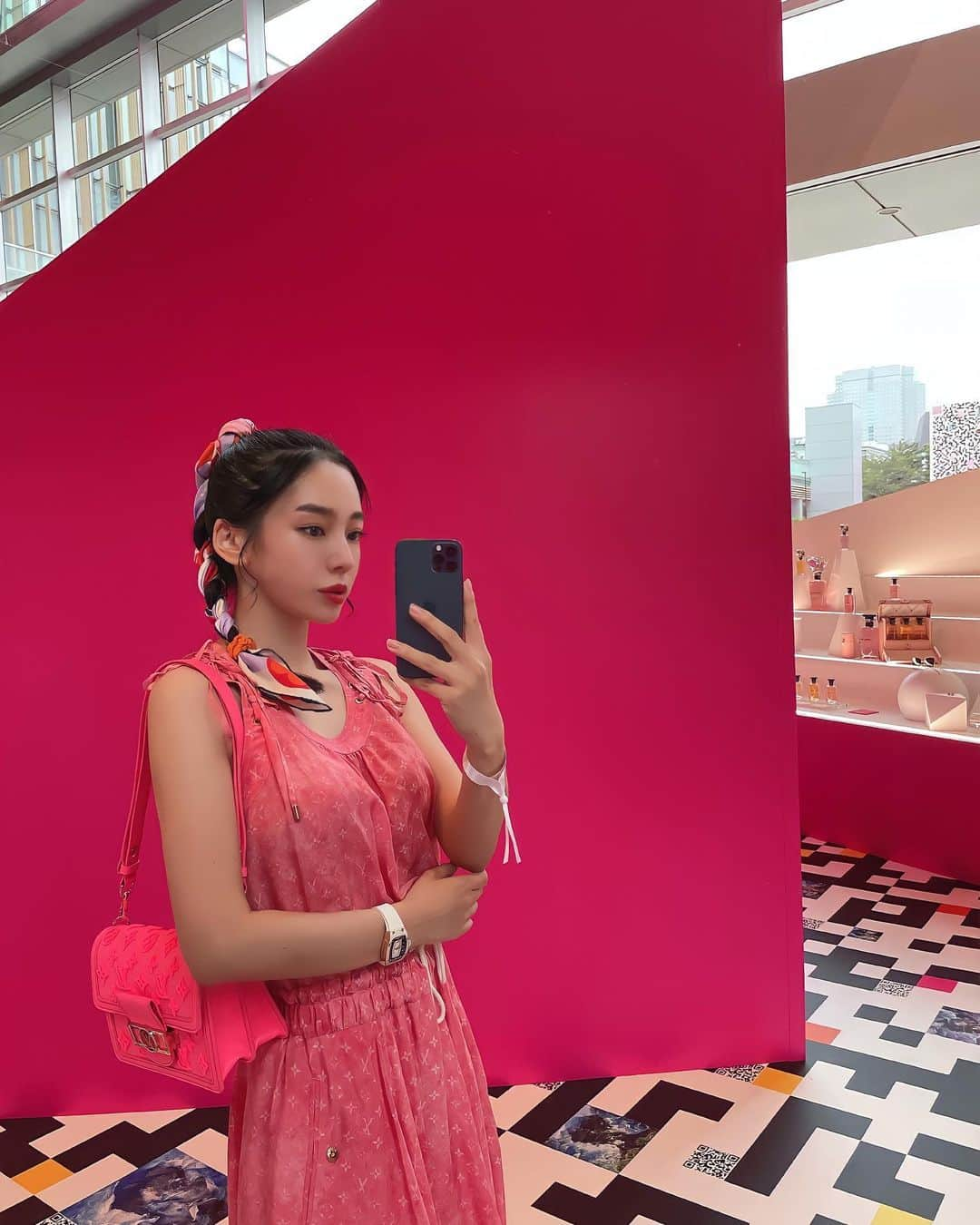 megbabyさんのインスタグラム写真 - (megbabyInstagram)「久しぶりにポップなお洋服で公の場へお出かけ💗🌺🎀  @louisvuitton #SEELV 展へ 歴史的アーカイブと最新クリエーションが融合した刺激的な空間🌐✨  積み重ねた歴史が今をつくるんだとしみじみ😌 是非遊びに行ってみてね💕  💗SEE LV 展💗 7/8-8/21 東京ミッドタウン芝生広場  #LVFashion」7月5日 21時30分 - _megbaby_