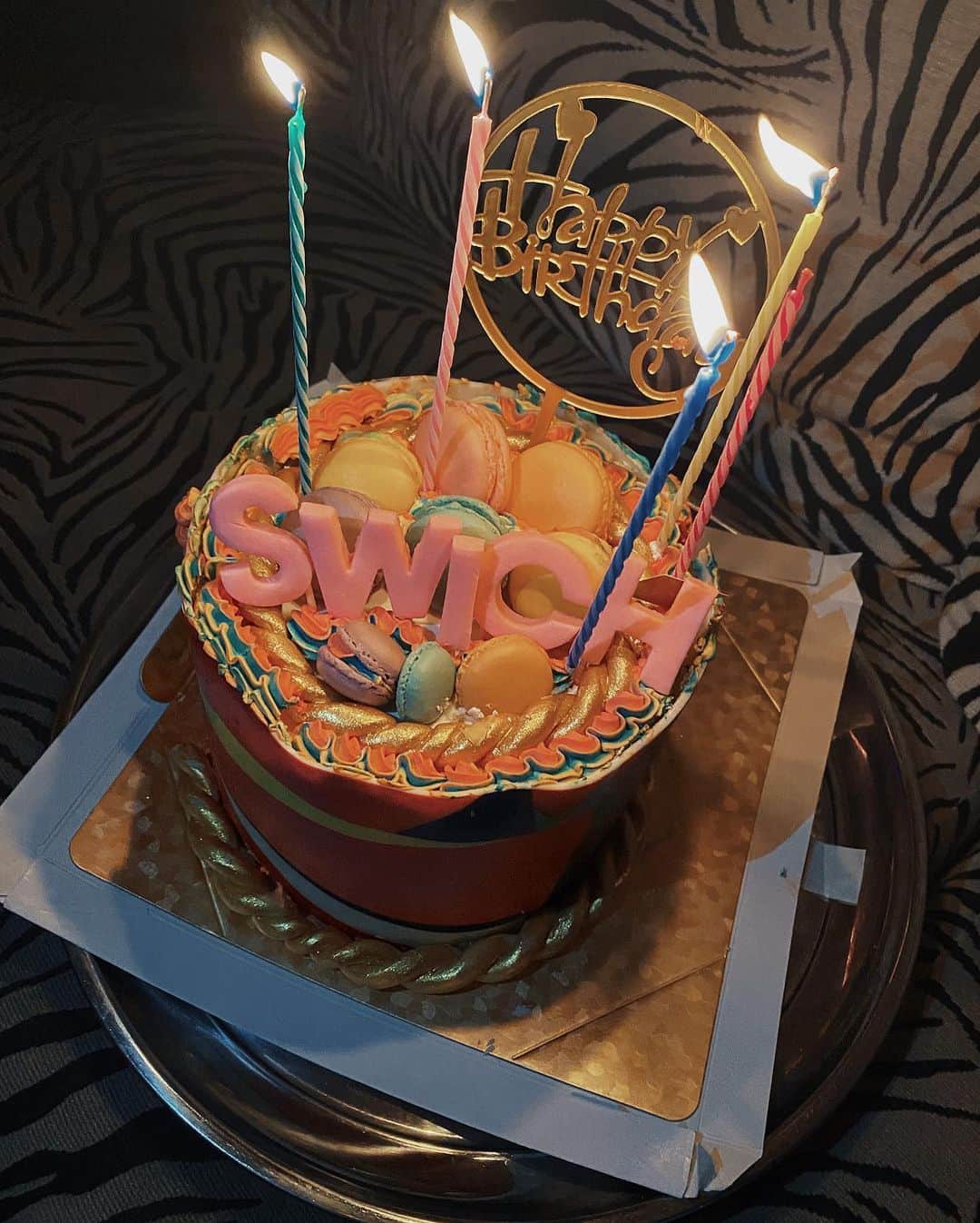 浜田咲希さんのインスタグラム写真 - (浜田咲希Instagram)「mysis💋HBD👸🎉 @sakinanba   きゃわいいいい💯💛 かなり細かくオーダーさせてもらって 思い通りのケーキが完成‼︎✨ thx🙏 @curana_cake  今年のおねえのテーマに ぴったり超喜んでくれた🤤🎂 早く届けたくてうずうずしたよ💓 "SWICH"なのは難波ファンの皆さんなら お気付きのはず😝笑  可愛くて食べれないって持って帰ってくれたんだけど 夏だから仕方ないっ地盤沈下したみたい😂☀️笑笑 崩れてもかわいいケーキ🫶🏽  今年もおねえの幸せな顔が 沢山みれて素敵お誕生日だった🥰 サプライズにお付き合い下さった みんなありがとう💓 もう１５年の仲なのよぉ🤪ｽｺﾞｫ 思いはラブレターに詰め込んだから ここでは控えておこう😚💐 いつもありがとうだよ💋 love... to my sis💋  #love#happy#birthday#mysis#goodtime#specialday#birthdaycake#decorationcake#cute#birthdaygirl#party」7月5日 22時00分 - sakihamada