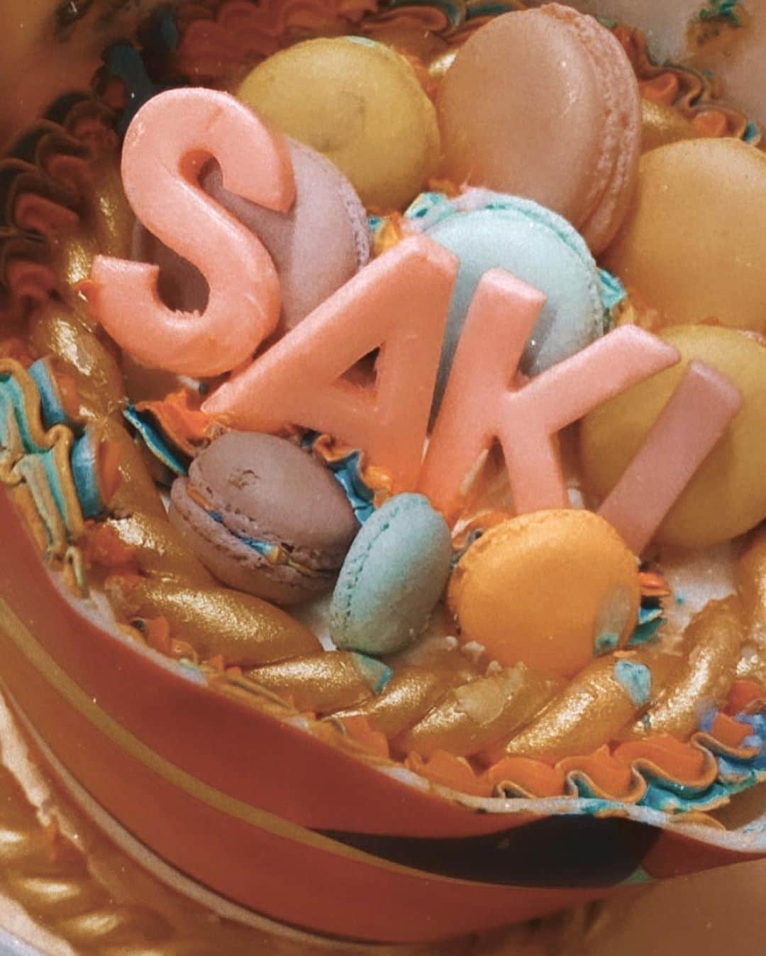 浜田咲希さんのインスタグラム写真 - (浜田咲希Instagram)「mysis💋HBD👸🎉 @sakinanba   きゃわいいいい💯💛 かなり細かくオーダーさせてもらって 思い通りのケーキが完成‼︎✨ thx🙏 @curana_cake  今年のおねえのテーマに ぴったり超喜んでくれた🤤🎂 早く届けたくてうずうずしたよ💓 "SWICH"なのは難波ファンの皆さんなら お気付きのはず😝笑  可愛くて食べれないって持って帰ってくれたんだけど 夏だから仕方ないっ地盤沈下したみたい😂☀️笑笑 崩れてもかわいいケーキ🫶🏽  今年もおねえの幸せな顔が 沢山みれて素敵お誕生日だった🥰 サプライズにお付き合い下さった みんなありがとう💓 もう１５年の仲なのよぉ🤪ｽｺﾞｫ 思いはラブレターに詰め込んだから ここでは控えておこう😚💐 いつもありがとうだよ💋 love... to my sis💋  #love#happy#birthday#mysis#goodtime#specialday#birthdaycake#decorationcake#cute#birthdaygirl#party」7月5日 22時00分 - sakihamada