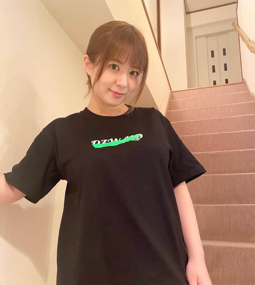 綾瀬りえさんのインスタグラム写真 - (綾瀬りえInstagram)「お疲れ様✨  みてー！ かっちょいいTシャツをゲットしました💚(@ozwald_777 )  最近、きれい系ばかりきてたから なんか新鮮でよき。前までかっちょいい系やったから昔に戻ったみたい！  夏はTシャツだよね！ どの場面にも役立つし、涼しいし、とにかく楽！  みんなも、りえと同じのきない？✨  #tシャツコーデ #tシャツ #黒 #半袖 #半袖シャツ #ozward #tshirt #summer #black #インスタ映え #かっこいい #カメラ女子 #夏メイク #夏服コーデ #ファッション #ootd」7月5日 22時09分 - ayase1013rie