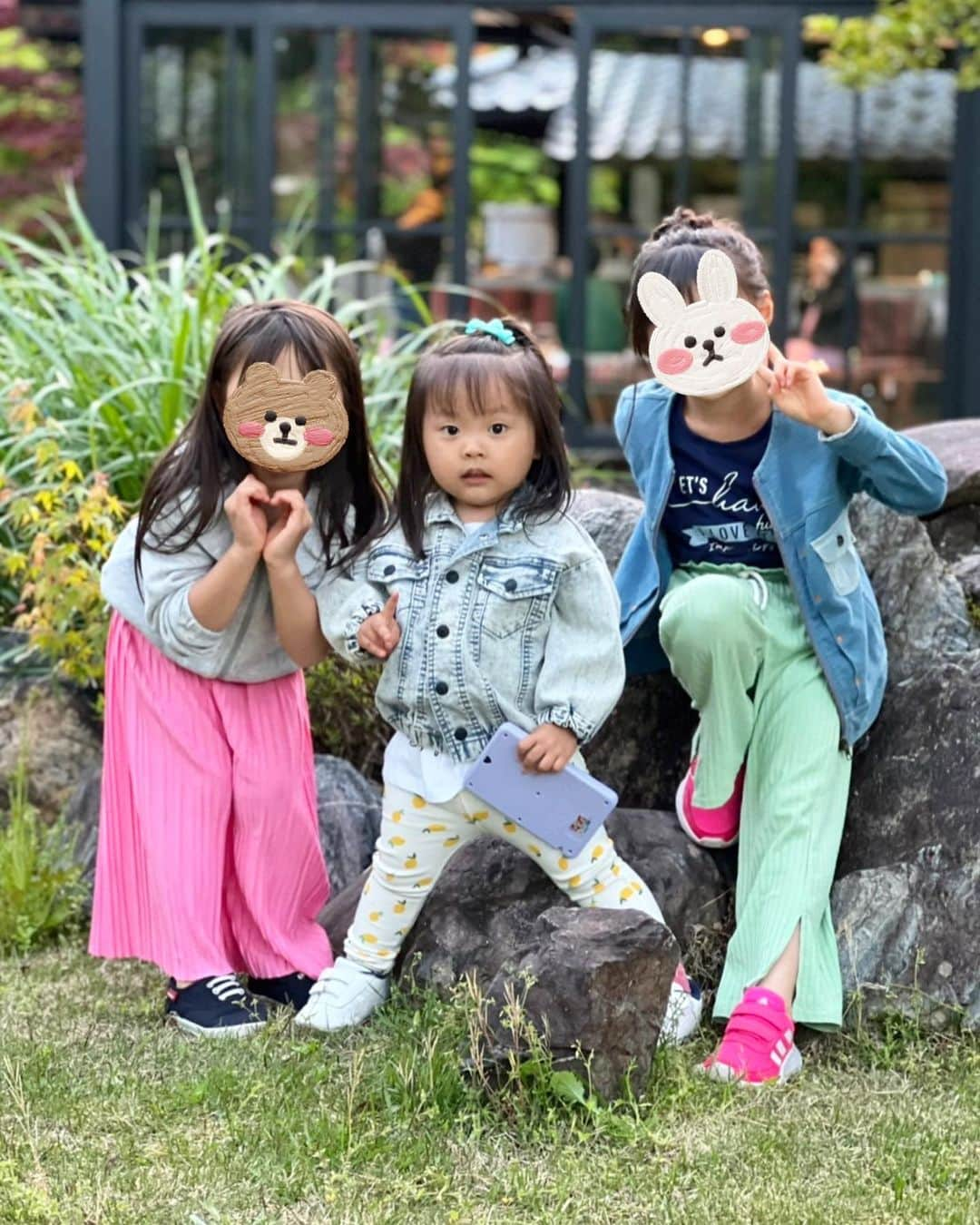 磯部奈央さんのインスタグラム写真 - (磯部奈央Instagram)「川遊び🐠  ゴールデンウィークのお話ですが、お義母さんや義妹の家族たち、総勢10名で、京都の美山へ行ってきた思い出記事😊  娘は、この時の川遊びが相当楽しかったようで、今だにずーーーっと、「川遊びしたぁ😊」って話してくれます👧🏻  BBQ、シャボン玉、花火、天体観測、温泉、カラオケなど🎤盛りだくさんに楽しみました🤗  今年のお盆は、産後で私はどこにも行けなさそうだから、早めの夏休みを感じてました🤭☀️楽しかったなー！！  #時差投稿 #京都美山 #思い出 #川遊び #カラオケ」7月5日 22時13分 - nao_isobe729