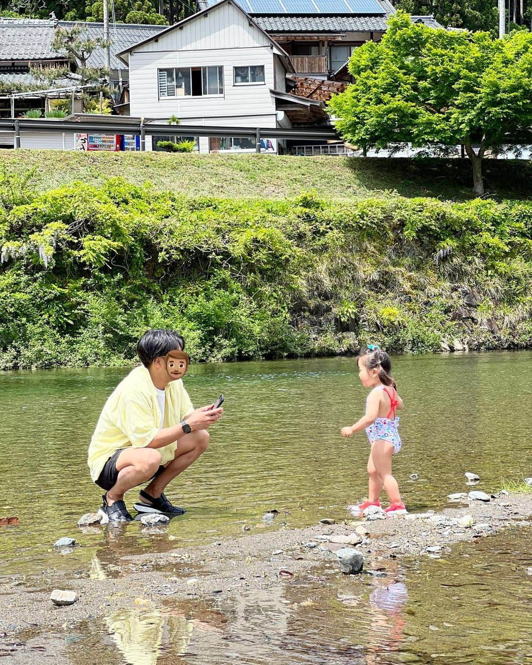 磯部奈央さんのインスタグラム写真 - (磯部奈央Instagram)「川遊び🐠  ゴールデンウィークのお話ですが、お義母さんや義妹の家族たち、総勢10名で、京都の美山へ行ってきた思い出記事😊  娘は、この時の川遊びが相当楽しかったようで、今だにずーーーっと、「川遊びしたぁ😊」って話してくれます👧🏻  BBQ、シャボン玉、花火、天体観測、温泉、カラオケなど🎤盛りだくさんに楽しみました🤗  今年のお盆は、産後で私はどこにも行けなさそうだから、早めの夏休みを感じてました🤭☀️楽しかったなー！！  #時差投稿 #京都美山 #思い出 #川遊び #カラオケ」7月5日 22時13分 - nao_isobe729