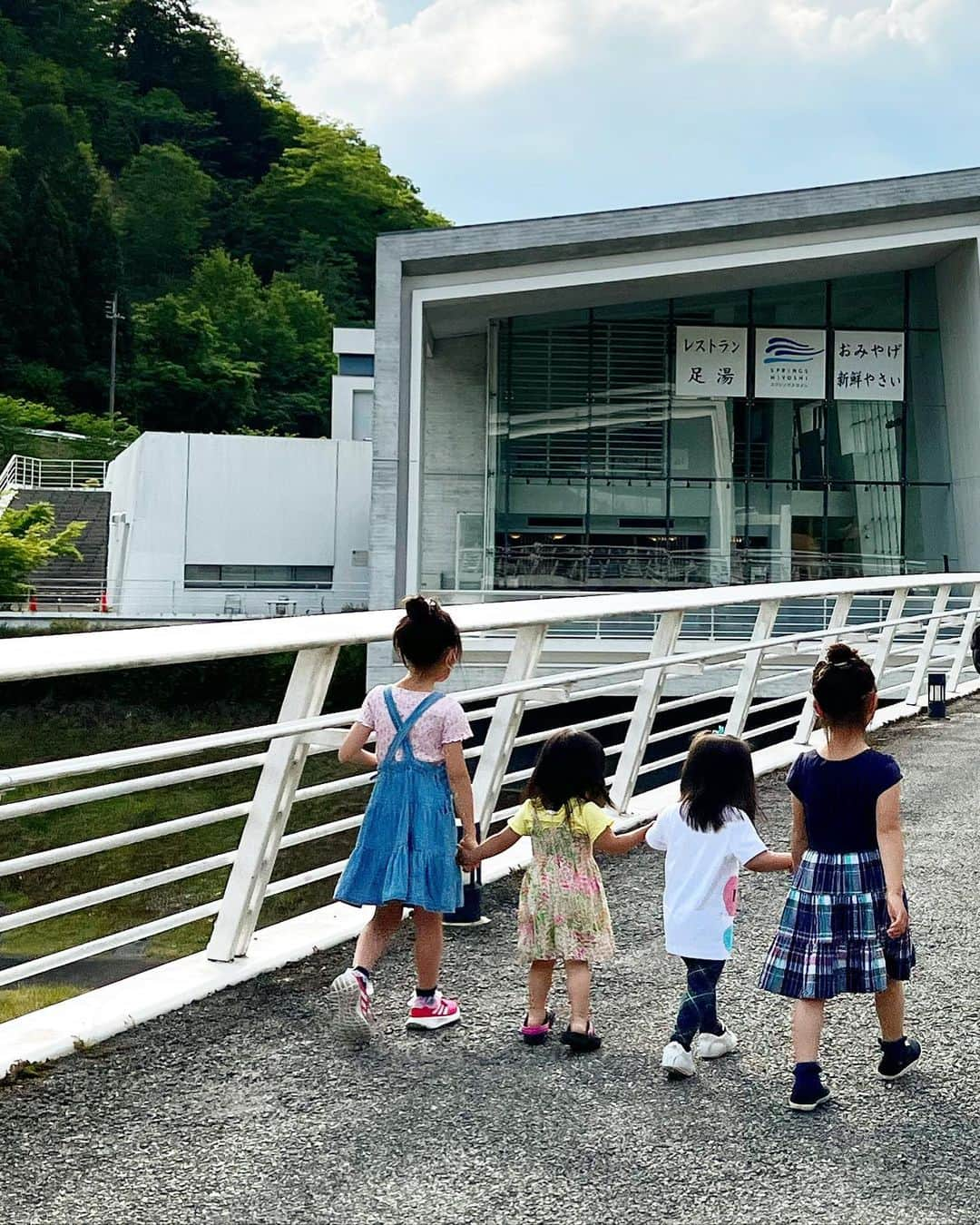 磯部奈央さんのインスタグラム写真 - (磯部奈央Instagram)「川遊び🐠  ゴールデンウィークのお話ですが、お義母さんや義妹の家族たち、総勢10名で、京都の美山へ行ってきた思い出記事😊  娘は、この時の川遊びが相当楽しかったようで、今だにずーーーっと、「川遊びしたぁ😊」って話してくれます👧🏻  BBQ、シャボン玉、花火、天体観測、温泉、カラオケなど🎤盛りだくさんに楽しみました🤗  今年のお盆は、産後で私はどこにも行けなさそうだから、早めの夏休みを感じてました🤭☀️楽しかったなー！！  #時差投稿 #京都美山 #思い出 #川遊び #カラオケ」7月5日 22時13分 - nao_isobe729